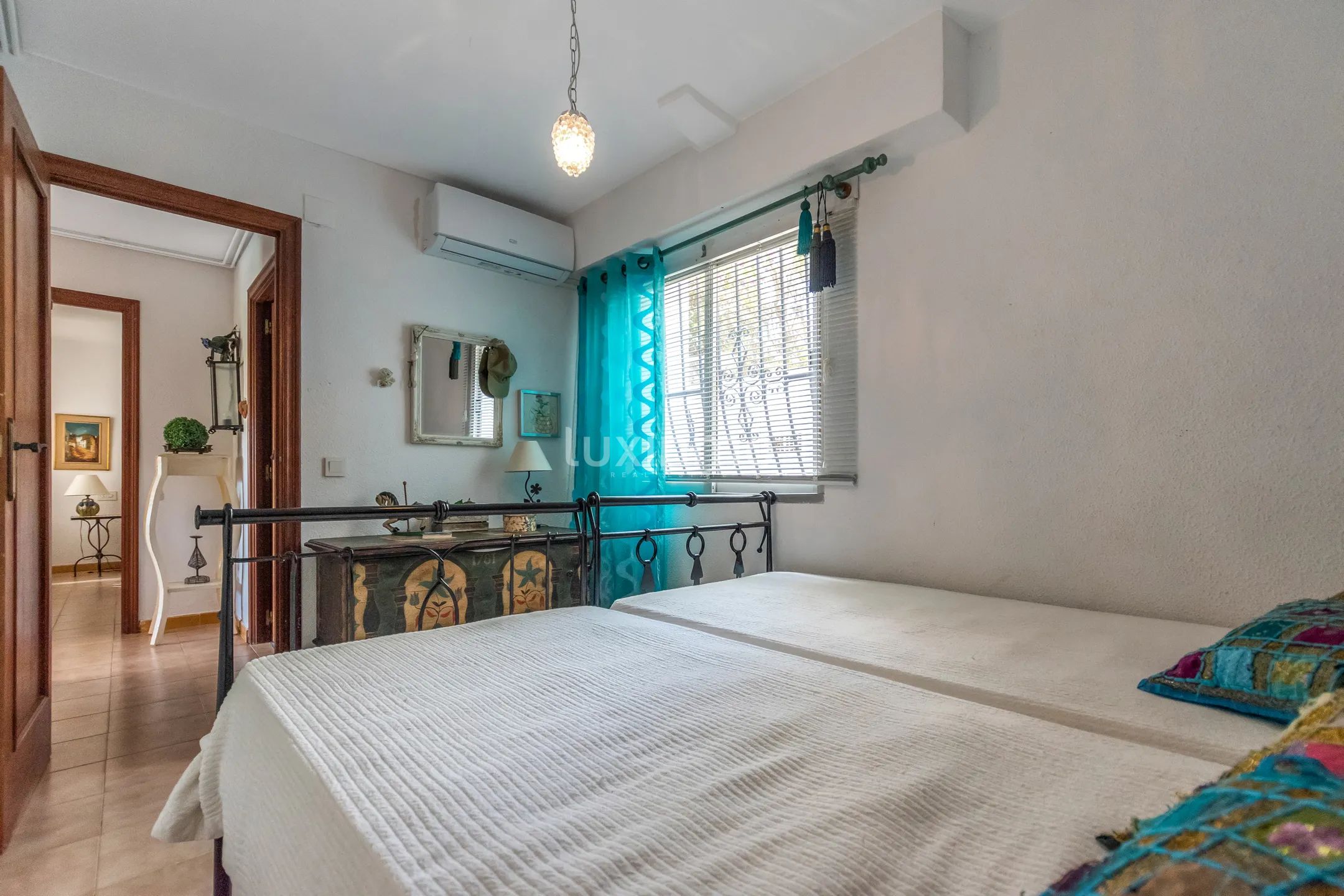 Отдельно стоящий дом с бассейном и прекрасными видами — photo 19