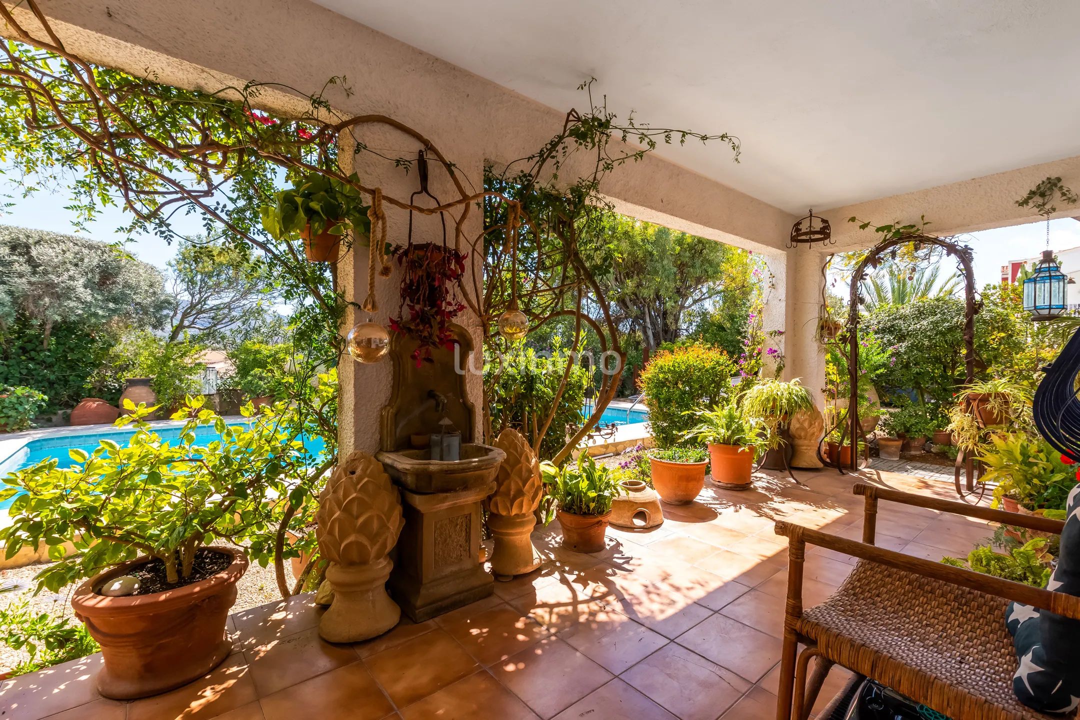 Отдельно стоящий дом с бассейном и прекрасными видами — photo 23