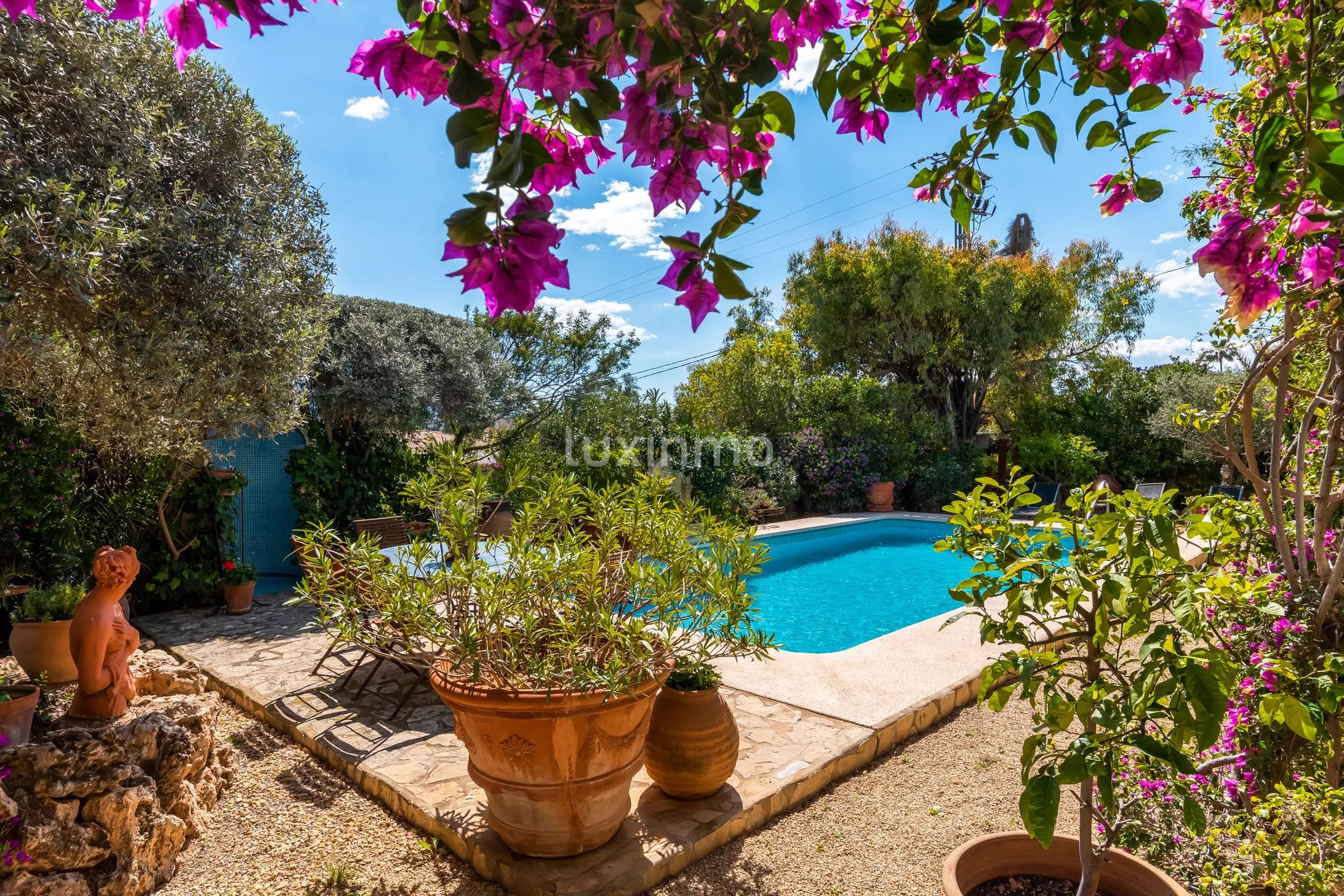 Отдельно стоящий дом с бассейном и прекрасными видами — photo 26