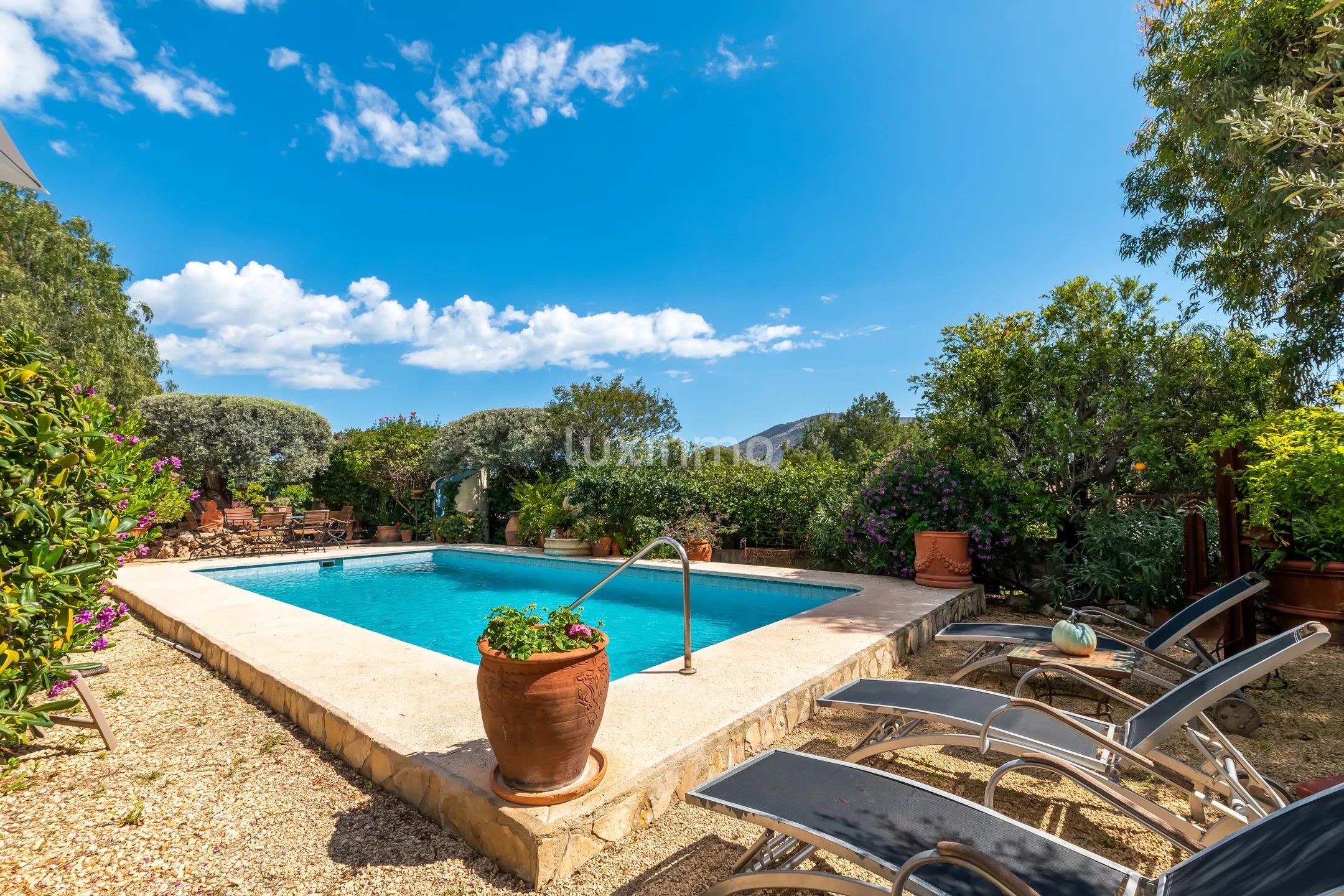 Отдельно стоящий дом с бассейном и прекрасными видами — photo 35