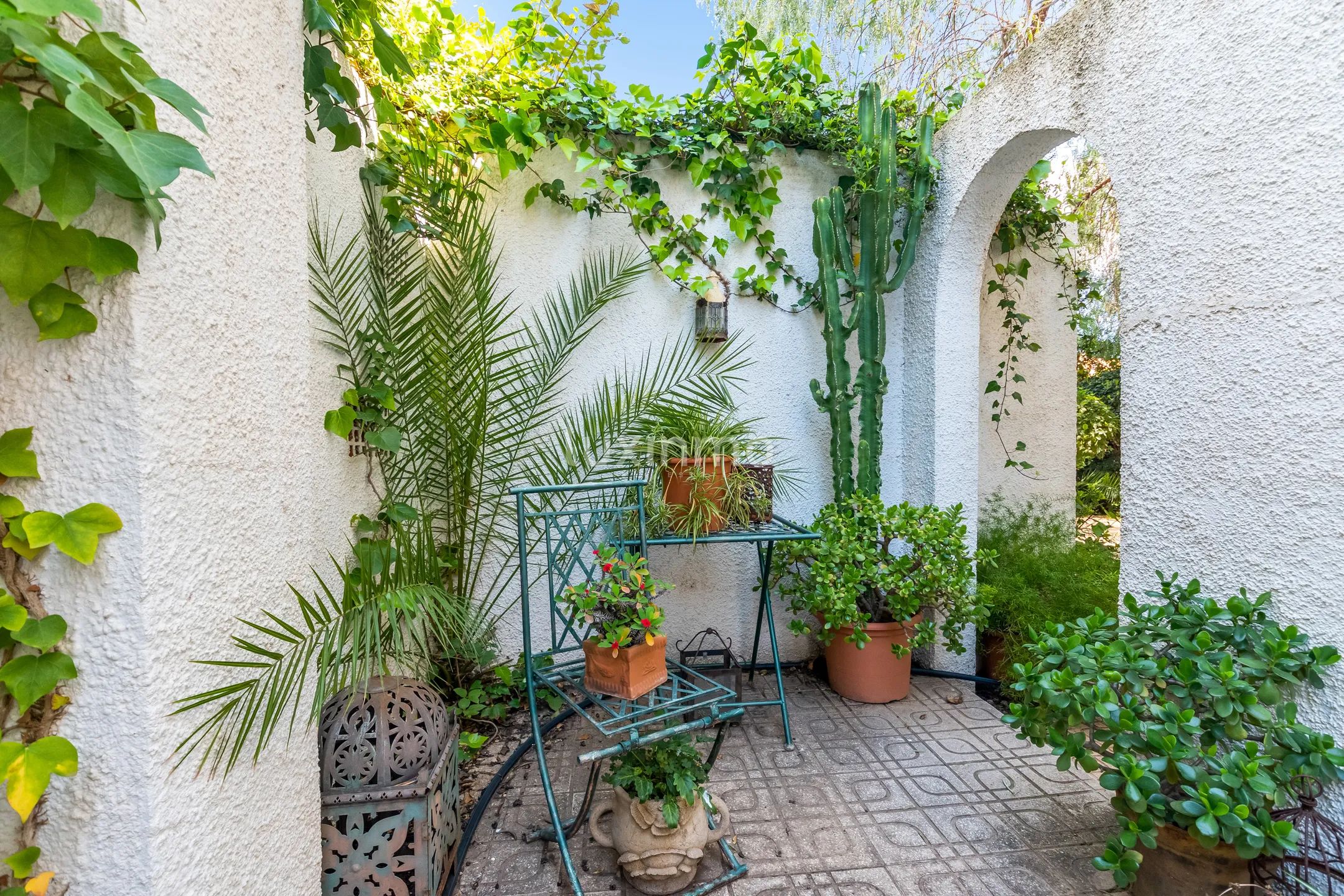 Отдельно стоящий дом с бассейном и прекрасными видами — photo 32