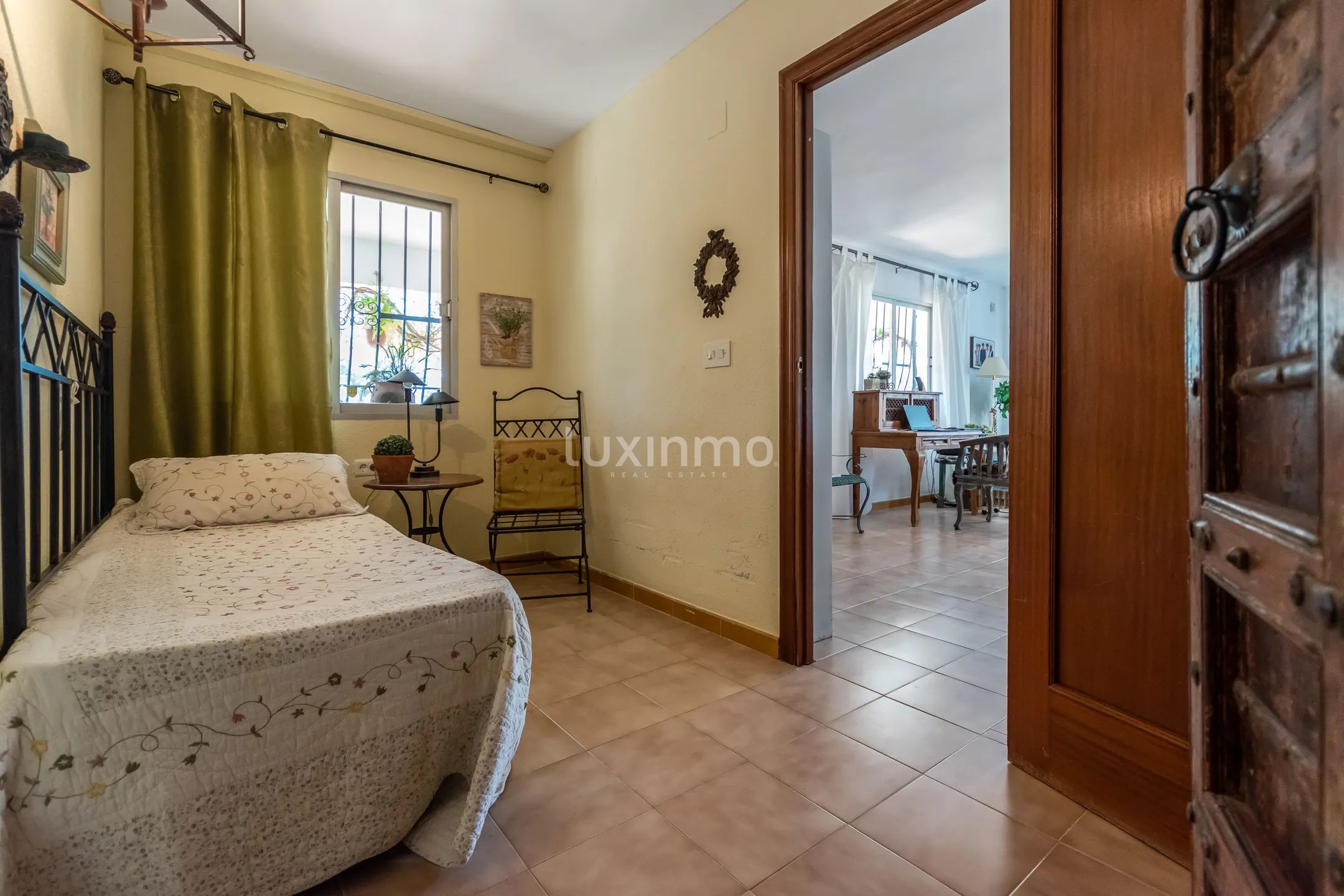 Отдельно стоящий дом с бассейном и прекрасными видами — photo 22