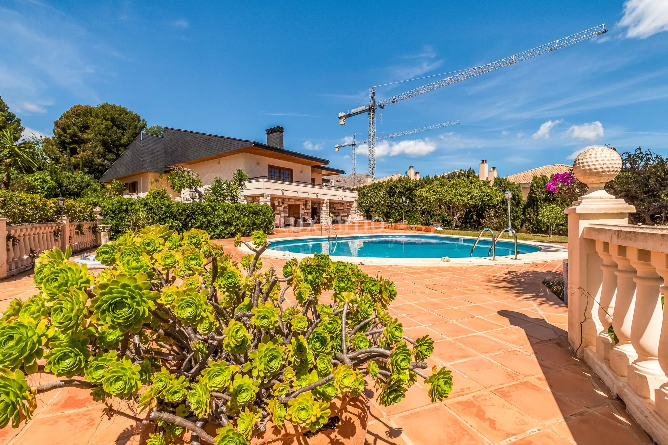 Beautiful house for sale with pool and mountain views — photo 2