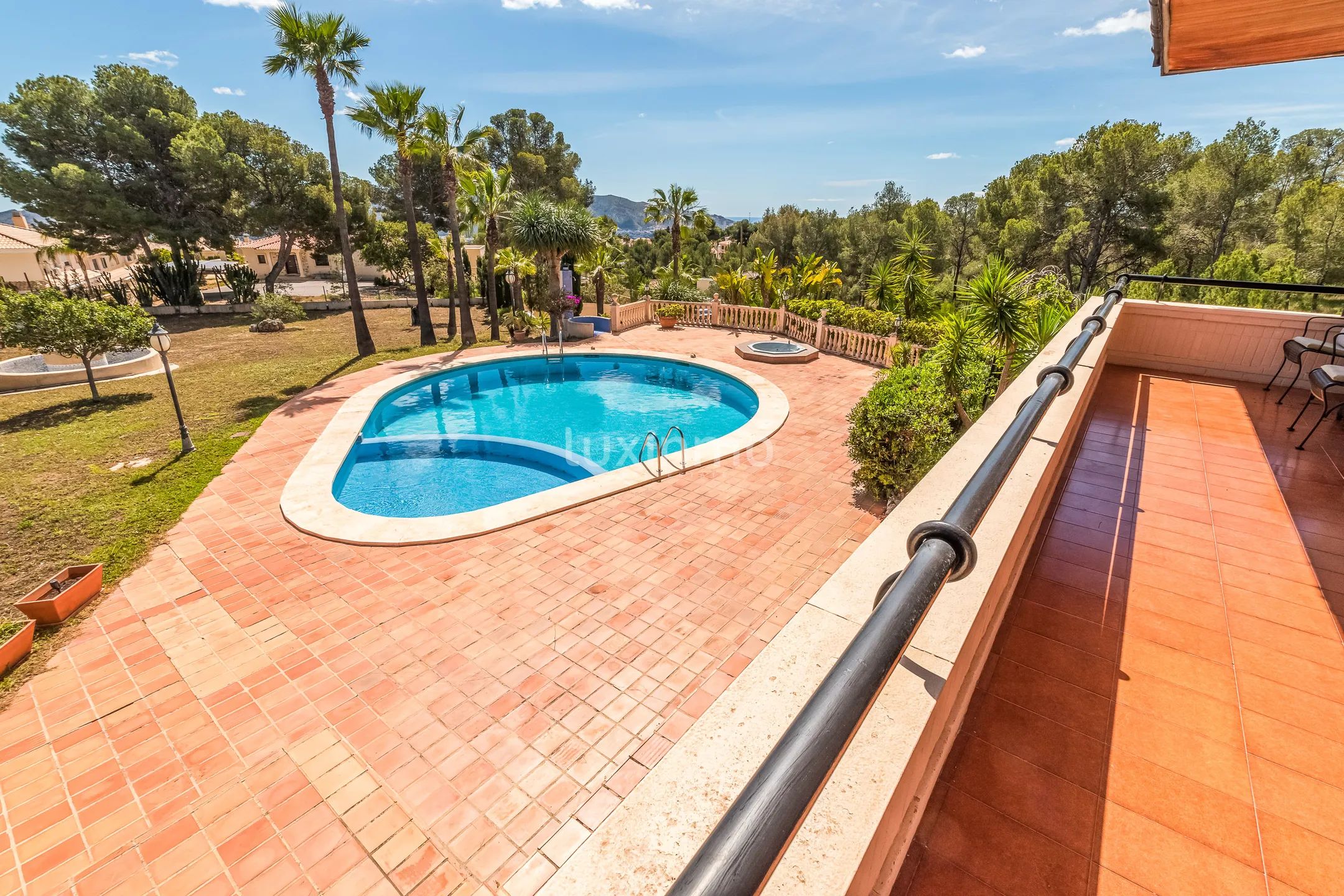 Красивый дом с бассейном и видом на горы