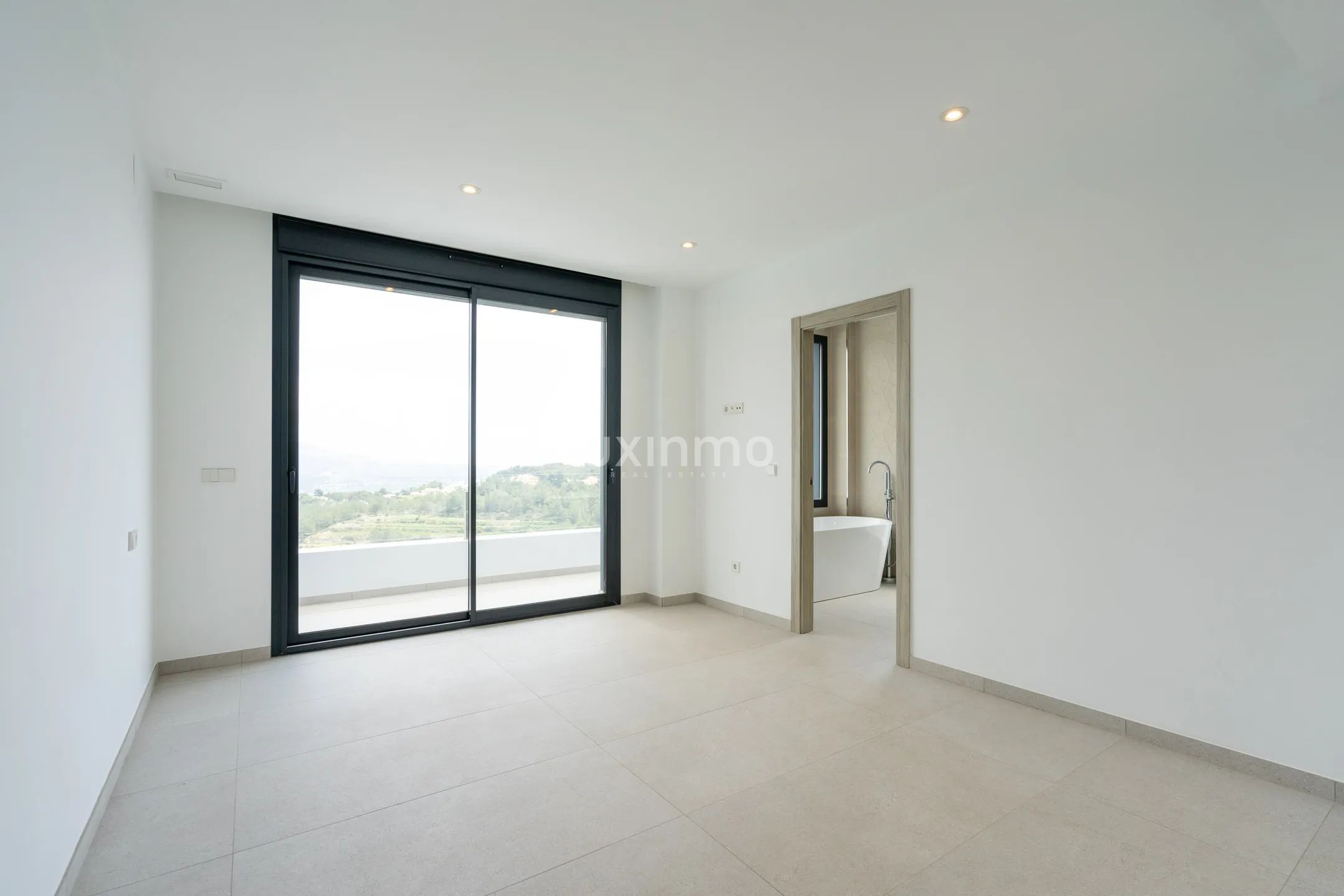 Lujosa Villa Moderna de 4 Dormitorios con Vistas al Mar y a la Montaña en Benissa — photo 13