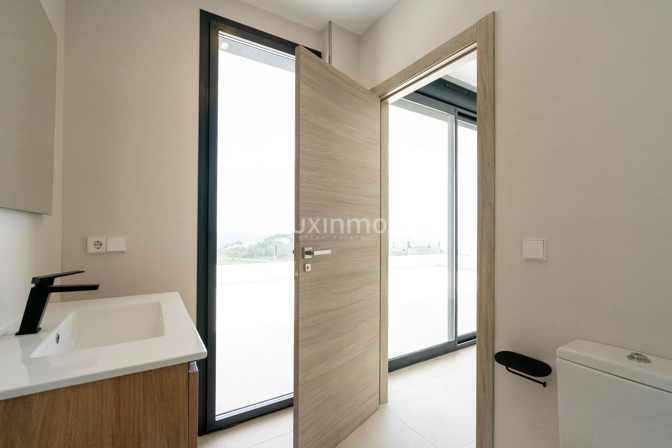 Lujosa Villa Moderna de 4 Dormitorios con Vistas al Mar y a la Montaña en Benissa — photo 24