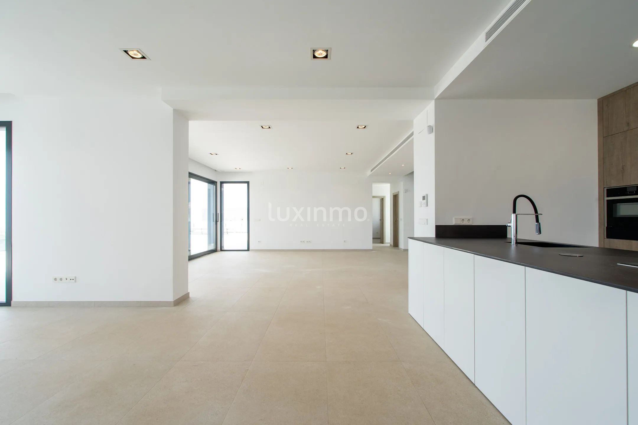 Lujosa Villa Moderna de 4 Dormitorios con Vistas al Mar y a la Montaña en Benissa — photo 9