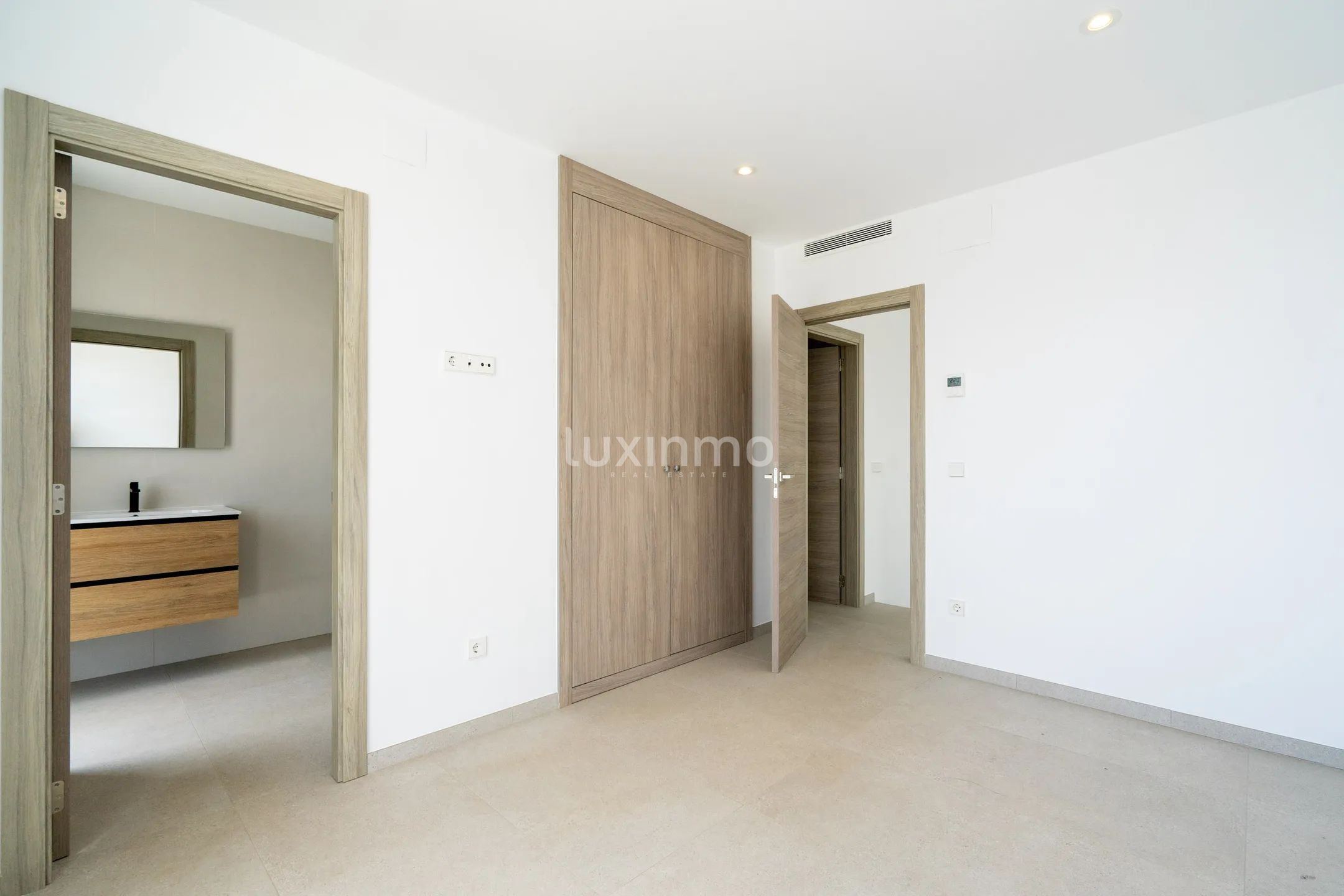 Luxurious 4-Bedroom Modern Villa with Sea & Mountain Views in Moraira — photo 21