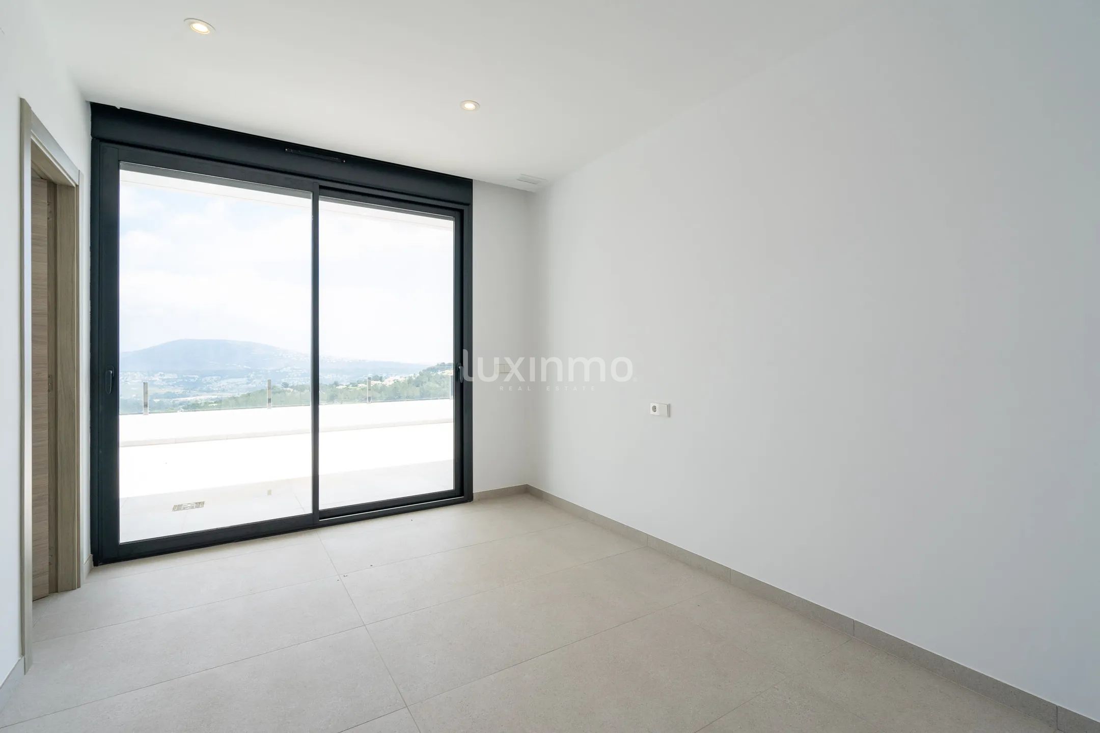 Lujosa Villa Moderna de 4 Dormitorios con Vistas al Mar y a la Montaña en Benissa — photo 17