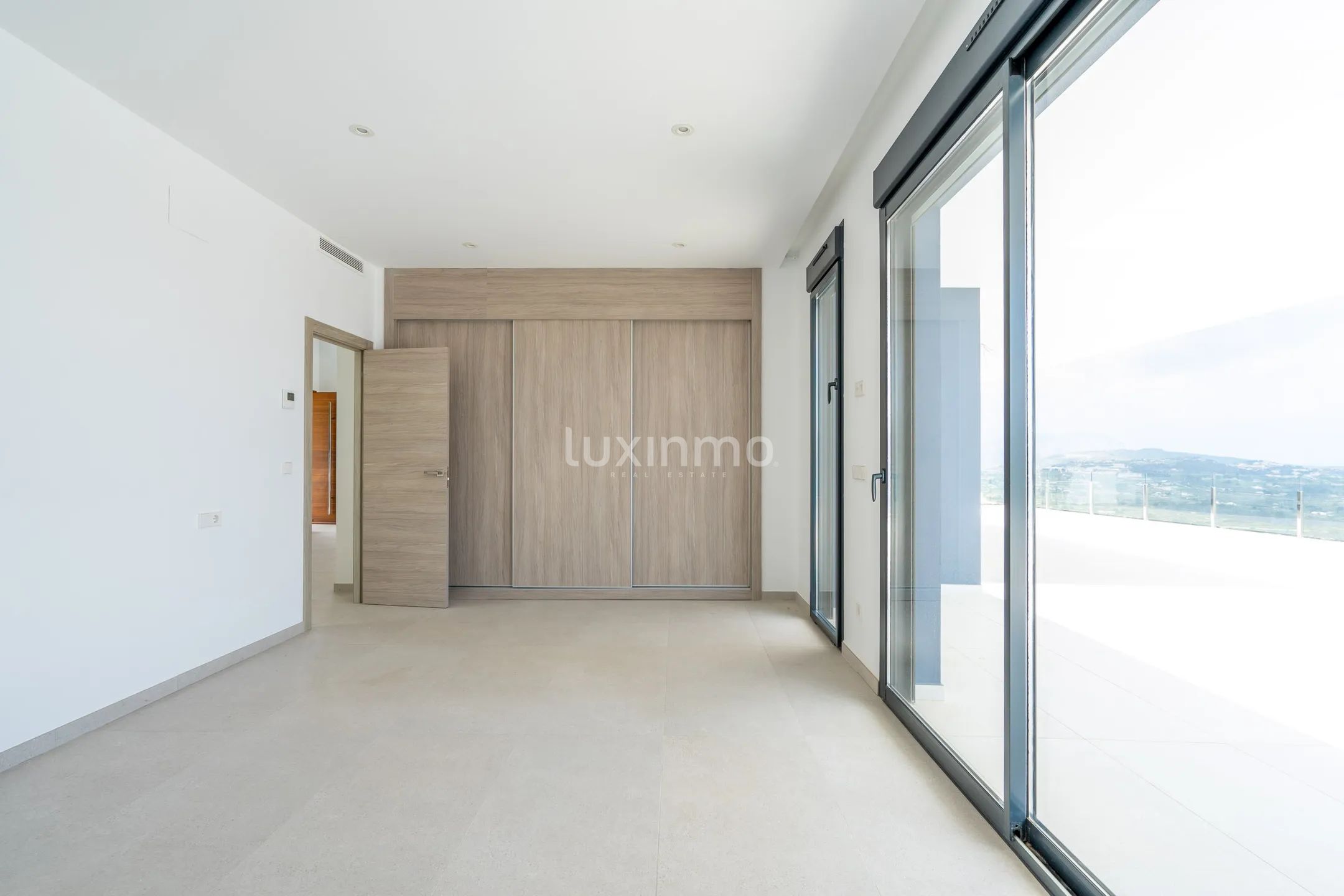 Lujosa Villa Moderna de 4 Dormitorios con Vistas al Mar y a la Montaña en Benissa — photo 11