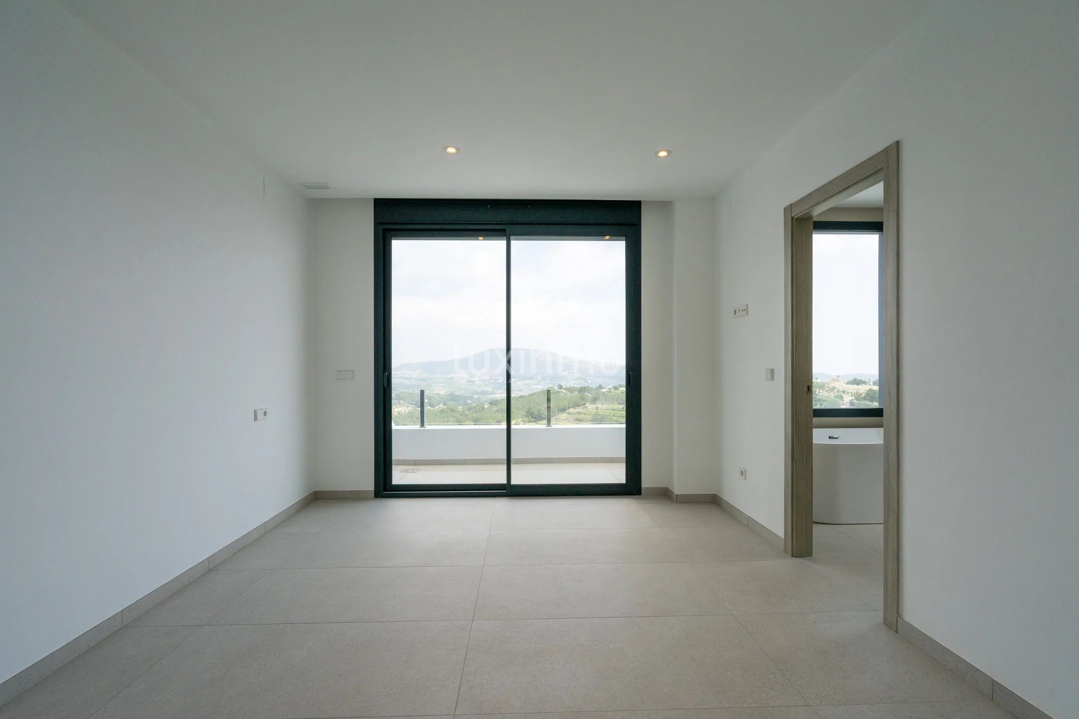 Lujosa Villa Moderna de 4 Dormitorios con Vistas al Mar y a la Montaña en Benissa — photo 20