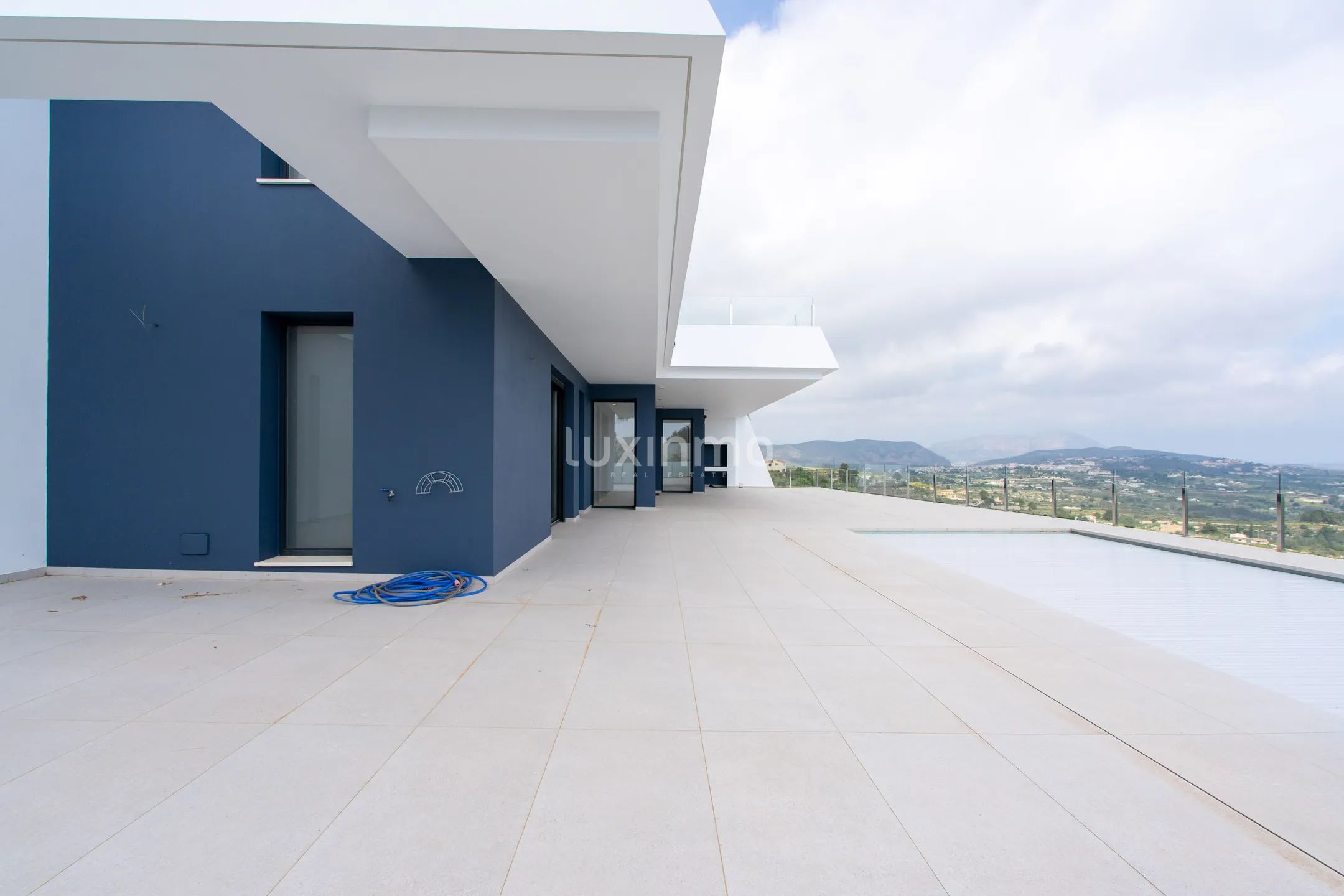 Lujosa Villa Moderna de 4 Dormitorios con Vistas al Mar y a la Montaña en Benissa — photo 3