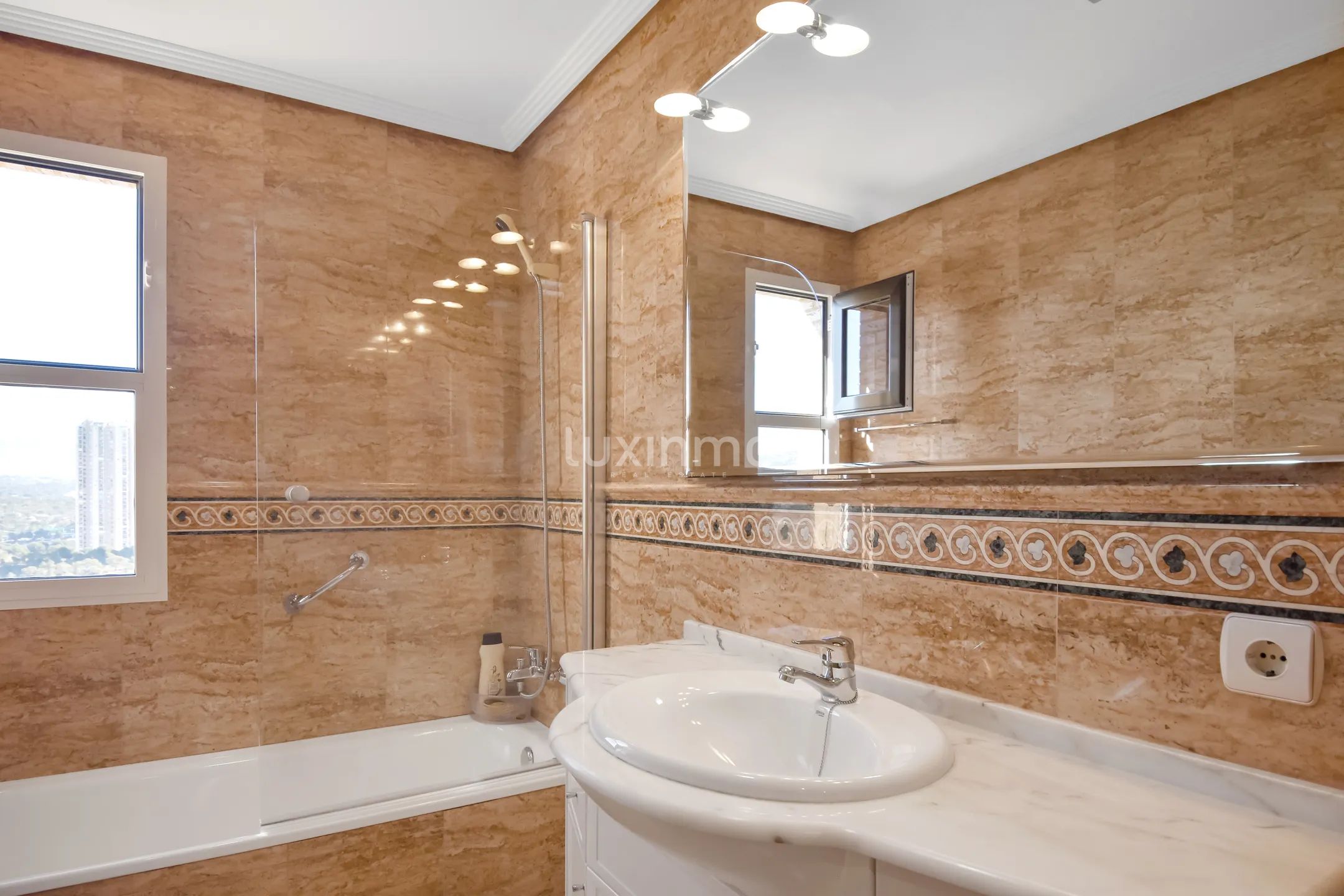 Impresionante piso  con vistas al mar en playa de Poniente — photo 25