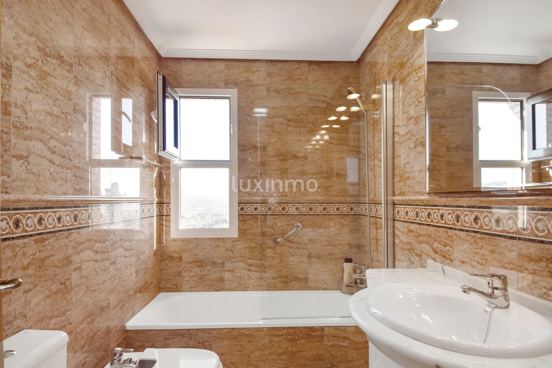 Impresionante piso  con vistas al mar en playa de Poniente — photo 24