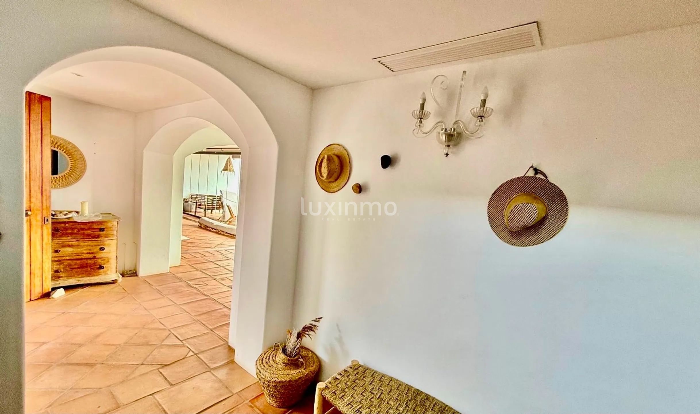 Elegante villa in Ibizastijl met zoutwaterzwembad en uitgestrekt terrein — photo 22