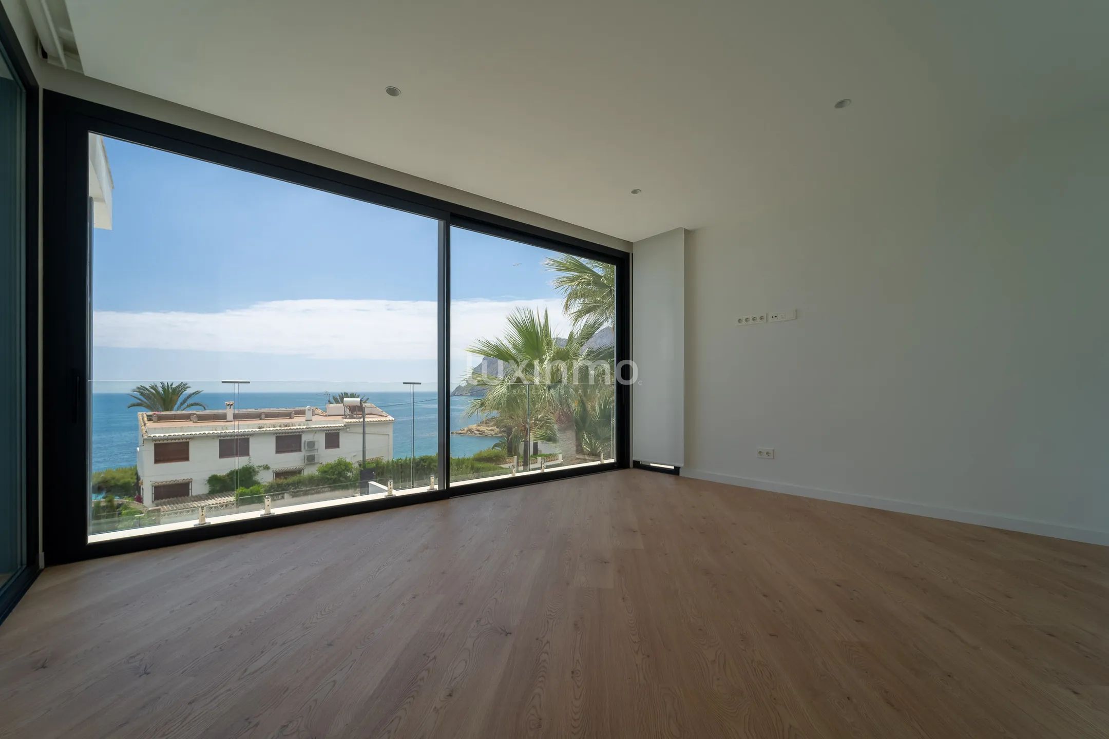 Villa moderna de lujo en segunda línea de mar en Calpe — photo 23