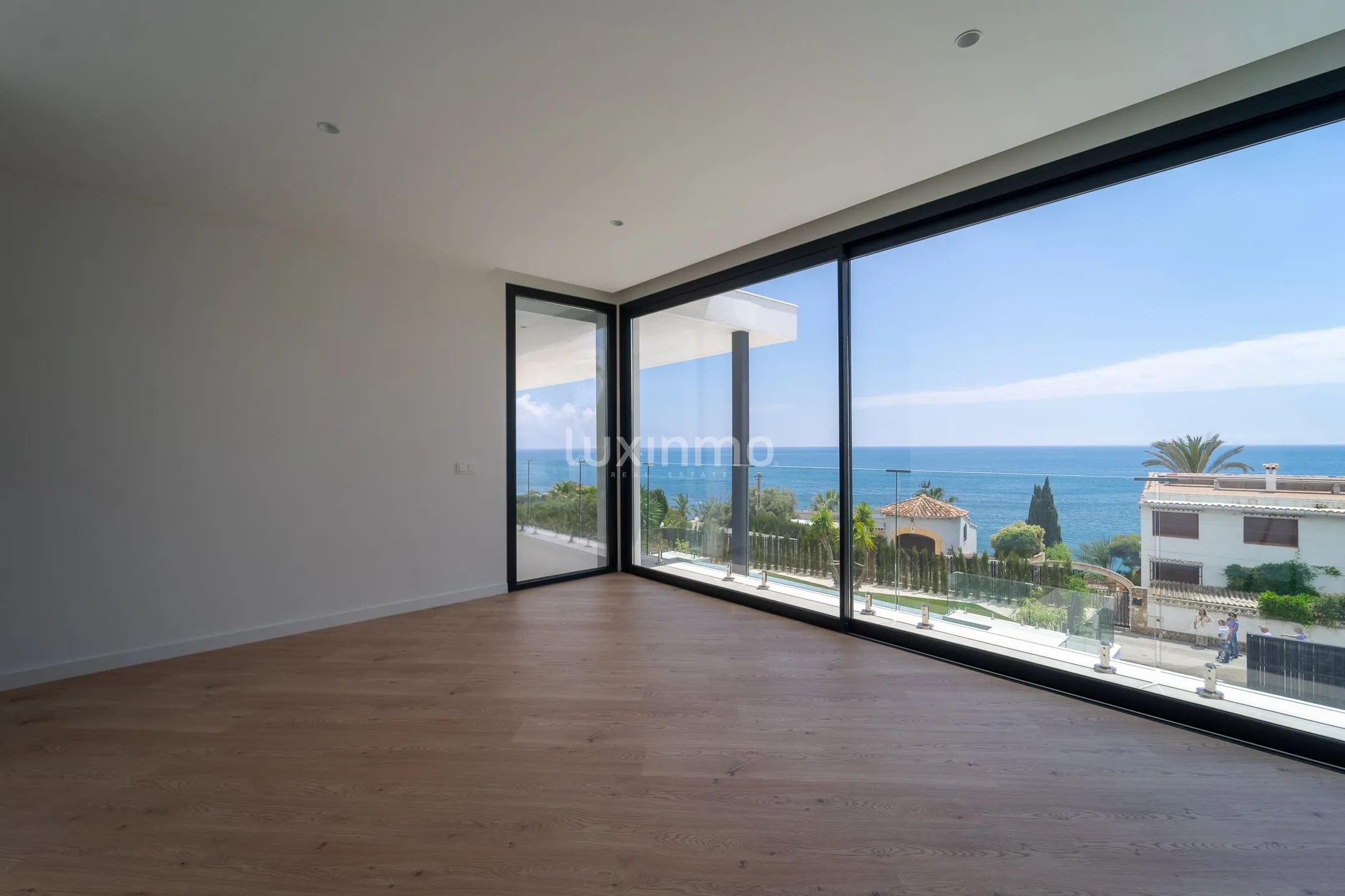 Villa moderna de lujo en segunda línea de mar en Calpe — photo 24