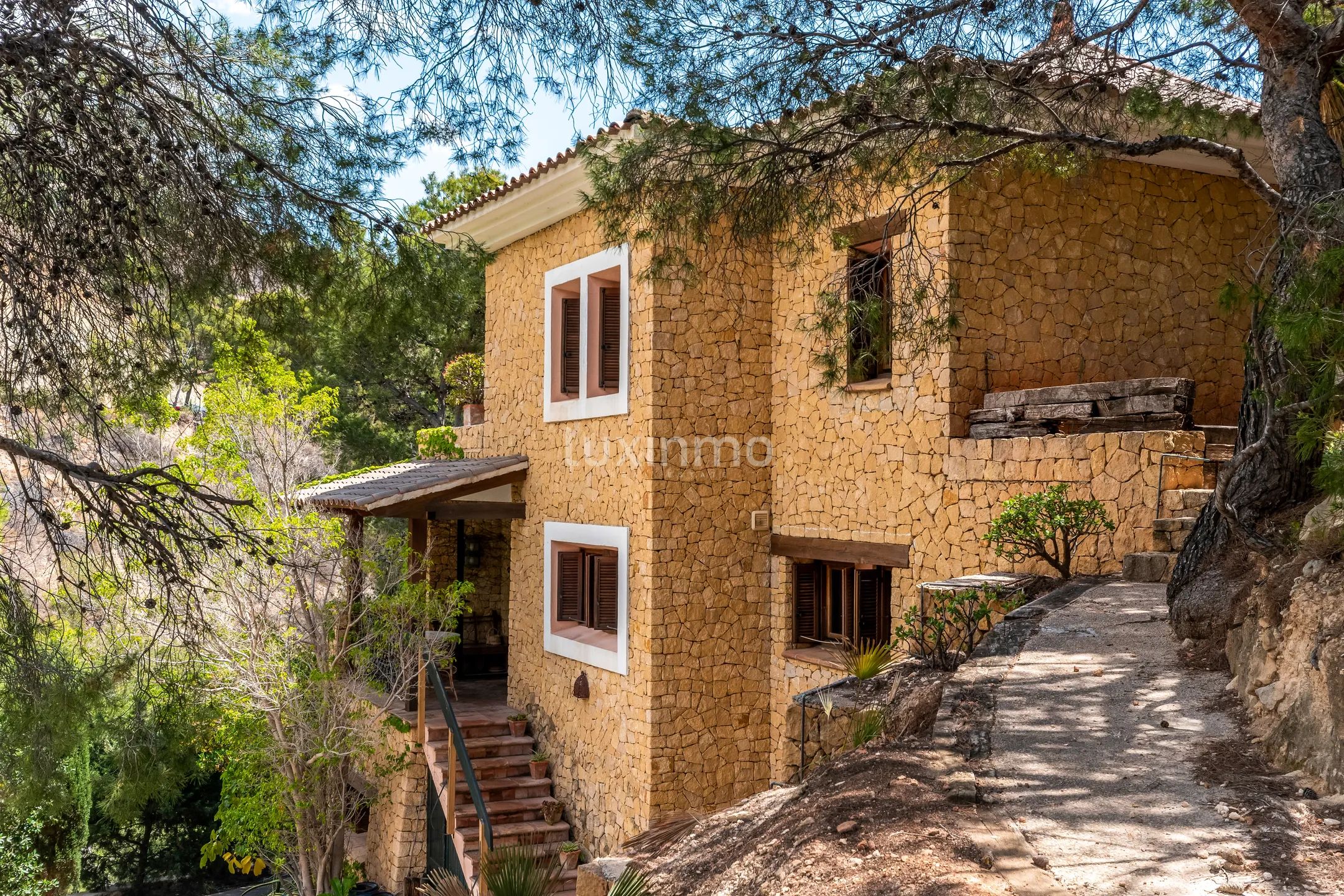 Impressive villa with sea views in Mascarat — photo 37