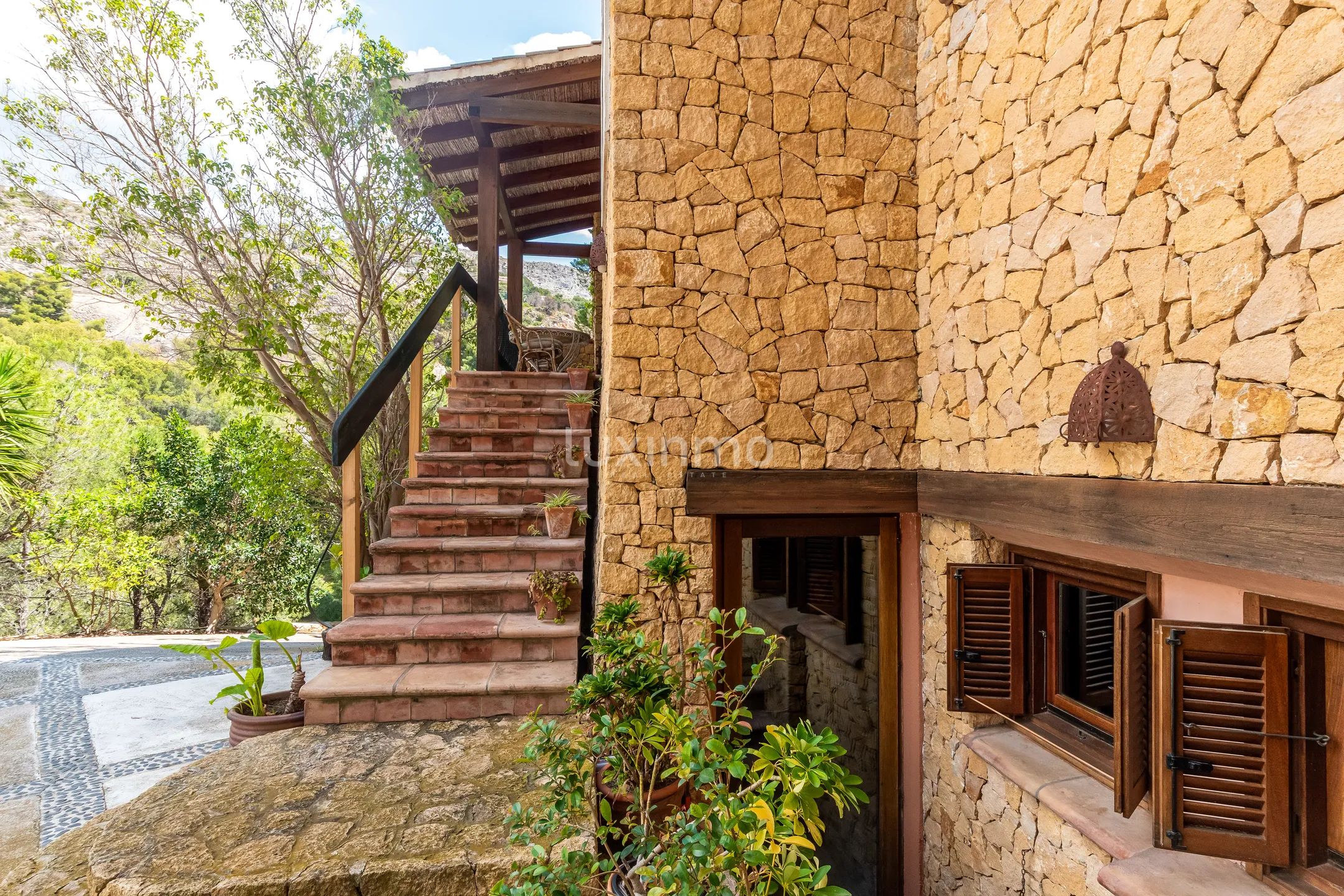 Impressive villa with sea views in Mascarat — photo 43