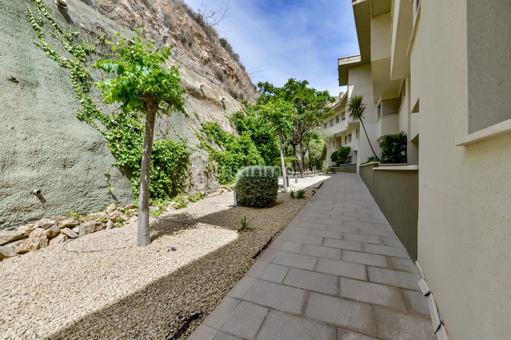 Remodelled Modern Apartment with Sea & Mountain Views — photo 29