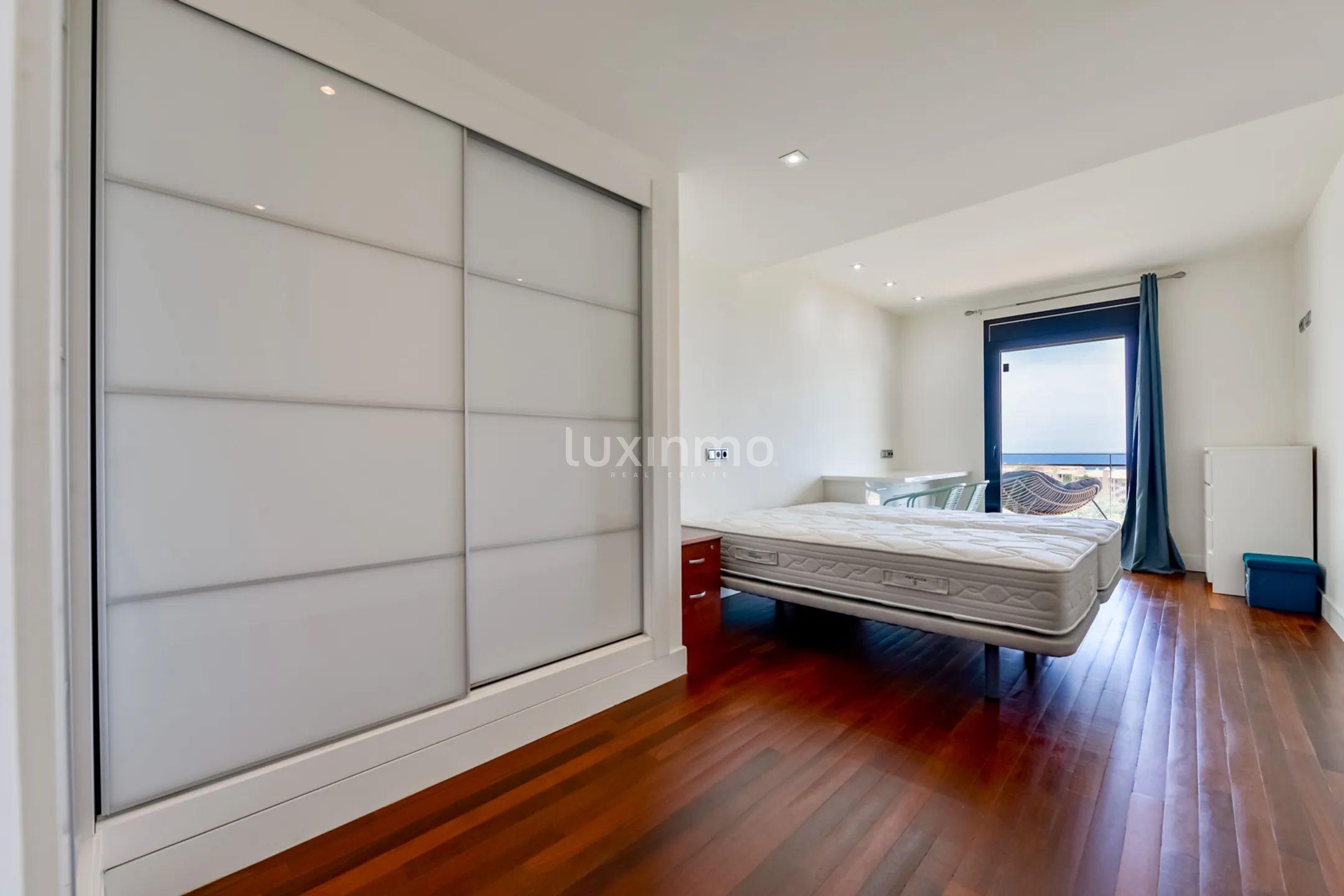 Remodelled Modern Apartment with Sea & Mountain Views — photo 24