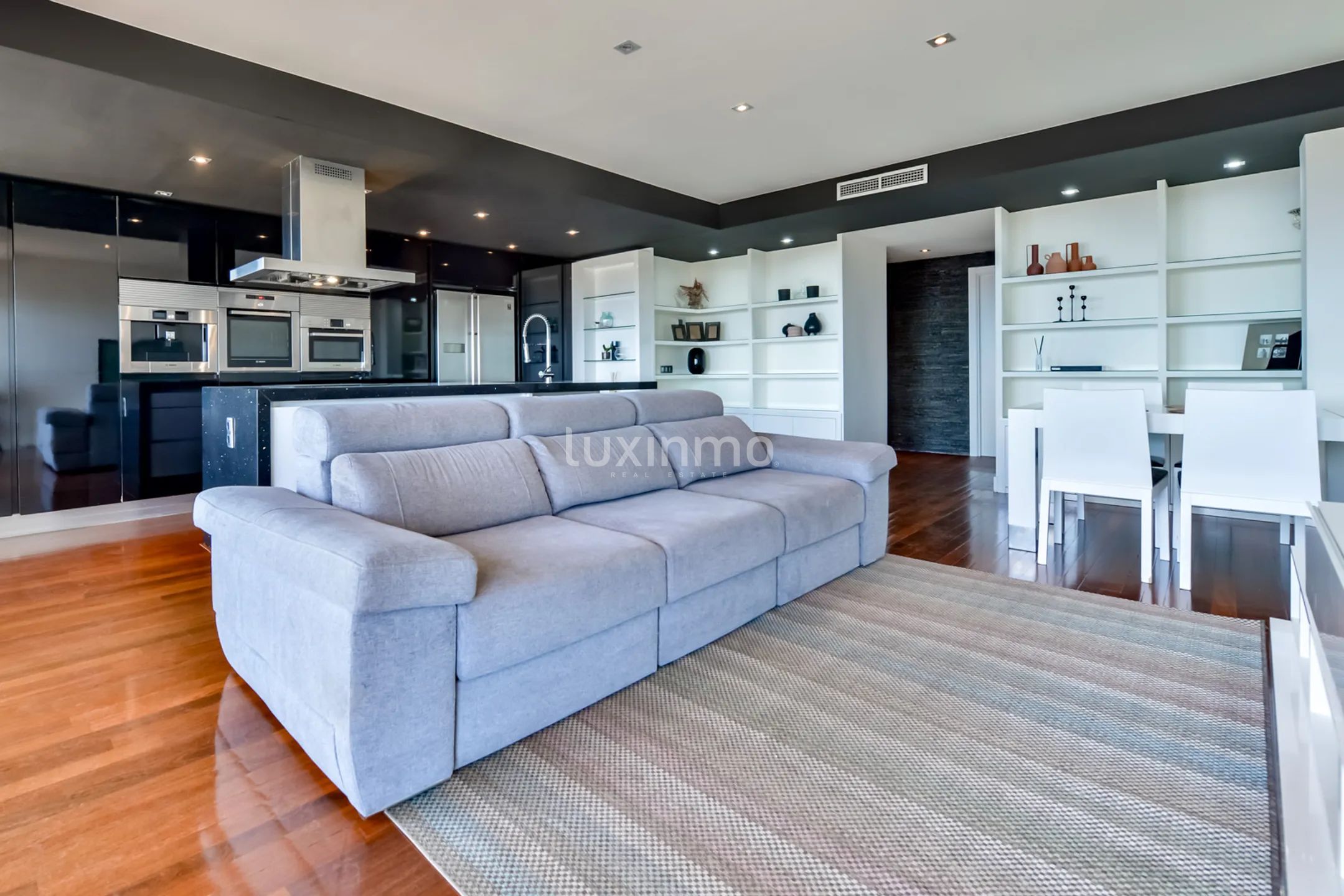 Remodelled Modern Apartment with Sea & Mountain Views — photo 3