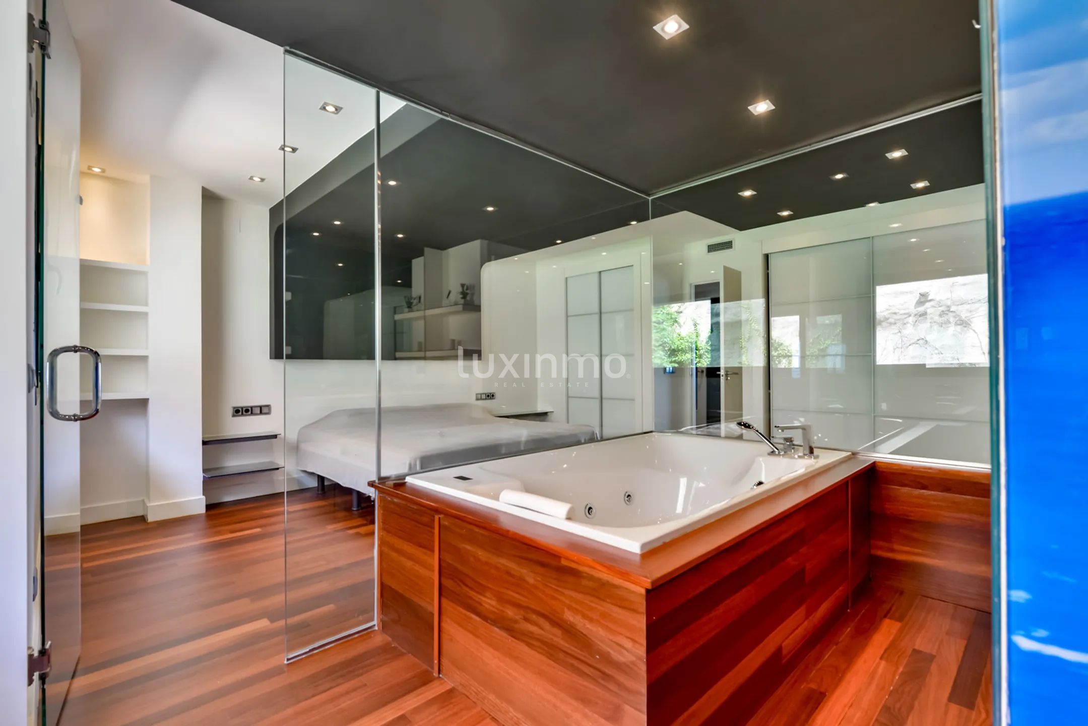 Remodelled Modern Apartment with Sea & Mountain Views — photo 18