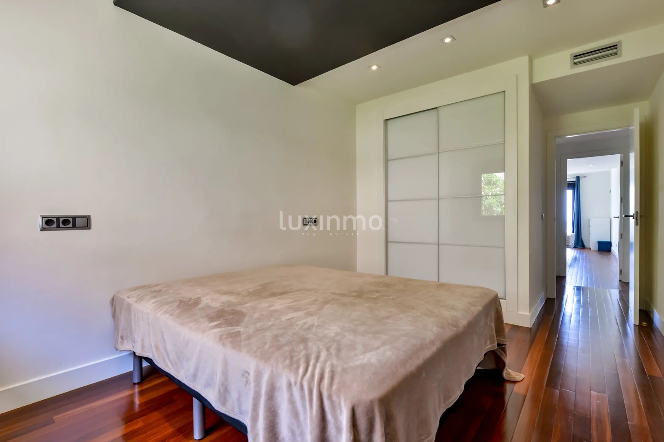 Remodelled Modern Apartment with Sea & Mountain Views — photo 22