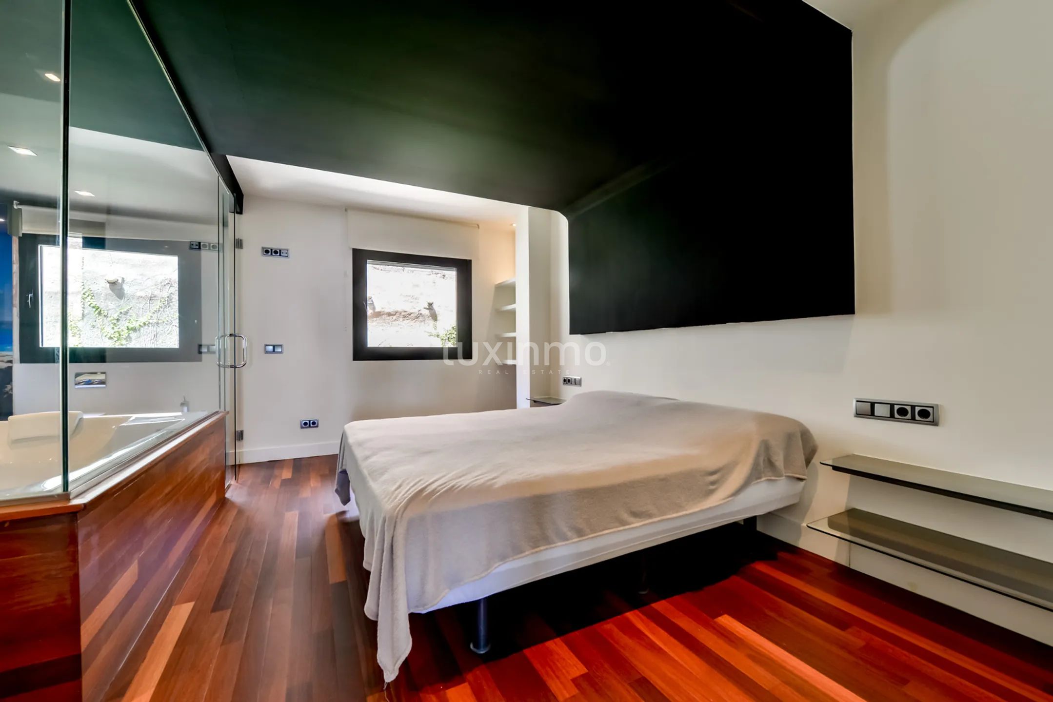 Remodelled Modern Apartment with Sea & Mountain Views — photo 13