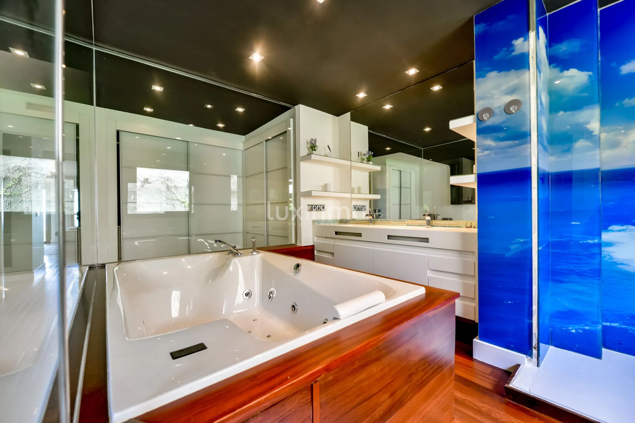 Remodelled Modern Apartment with Sea & Mountain Views — photo 17