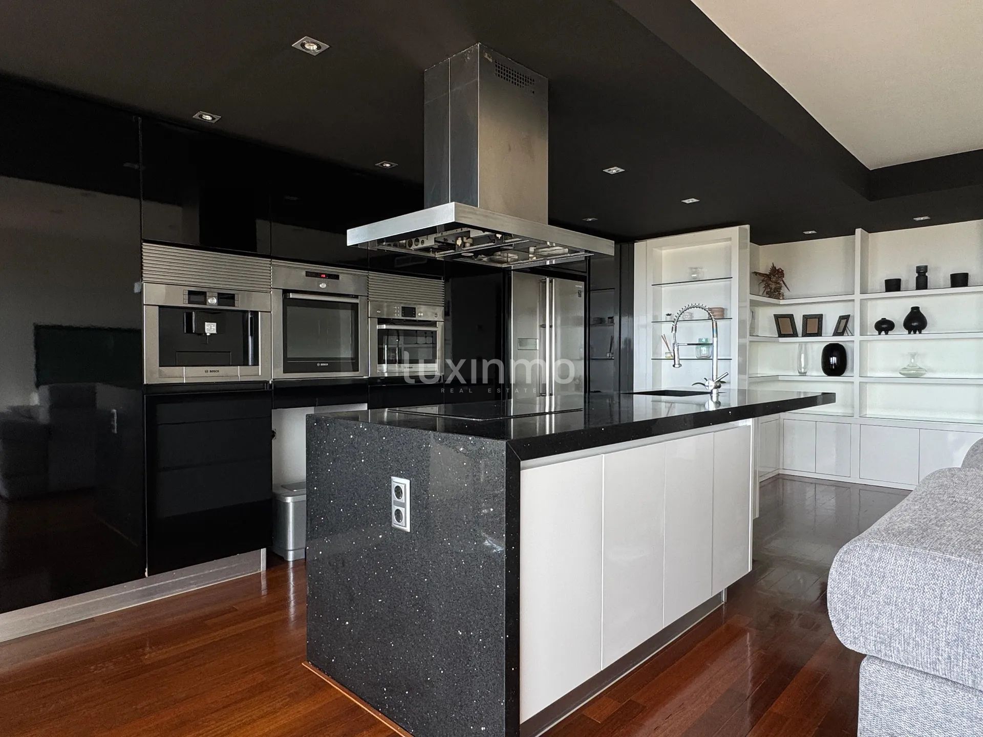 Remodelled Modern Apartment with Sea & Mountain Views — photo 4