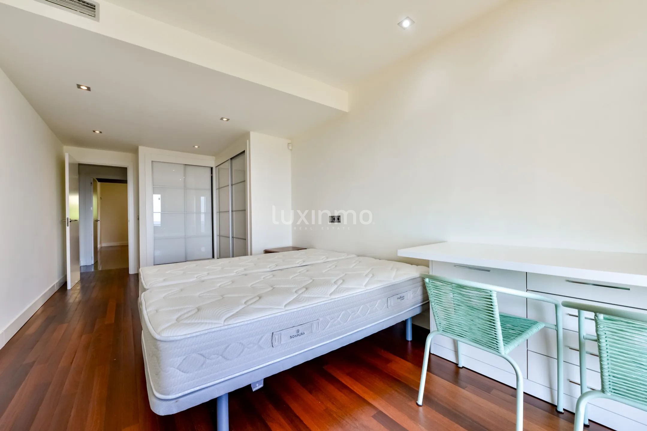 Remodelled Modern Apartment with Sea & Mountain Views — photo 25