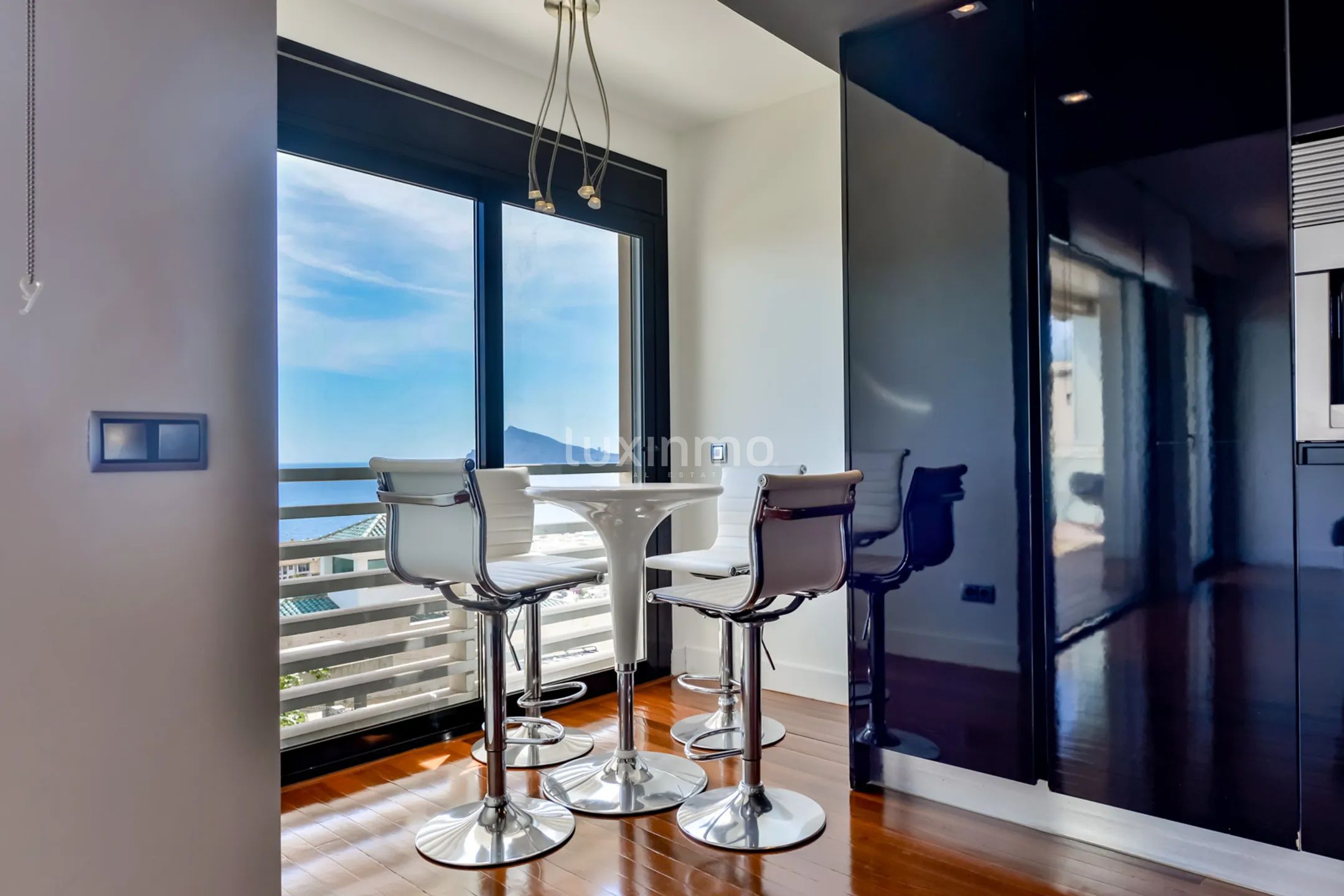 Remodelled Modern Apartment with Sea & Mountain Views — photo 6