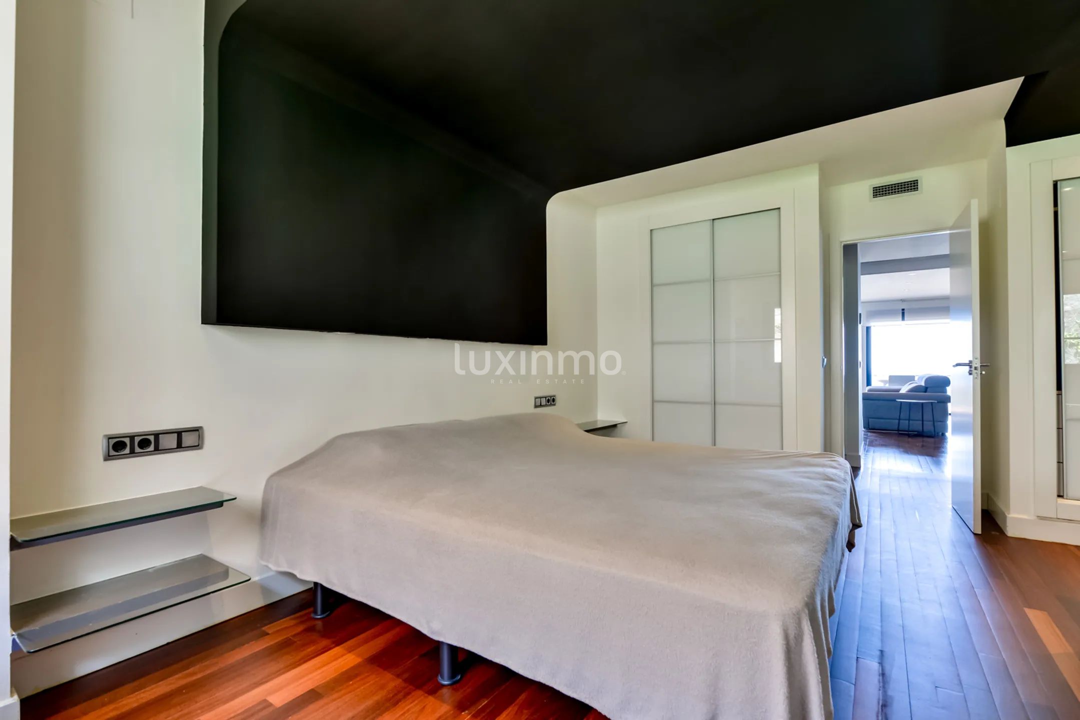 Remodelled Modern Apartment with Sea & Mountain Views — photo 15