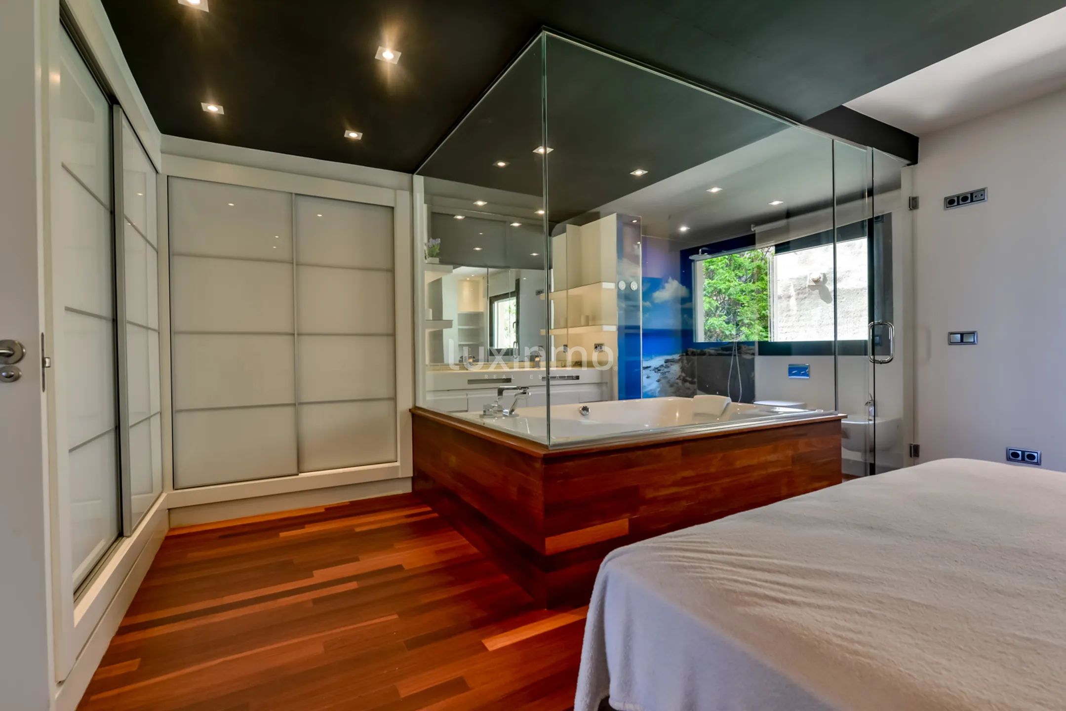 Remodelled Modern Apartment with Sea & Mountain Views — photo 14