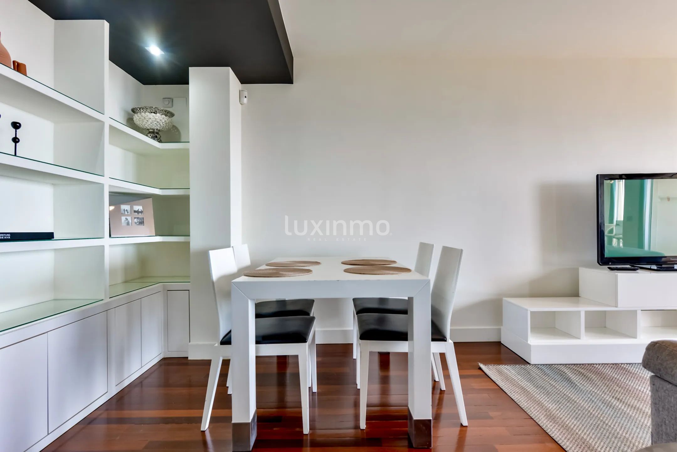 Remodelled Modern Apartment with Sea & Mountain Views — photo 7