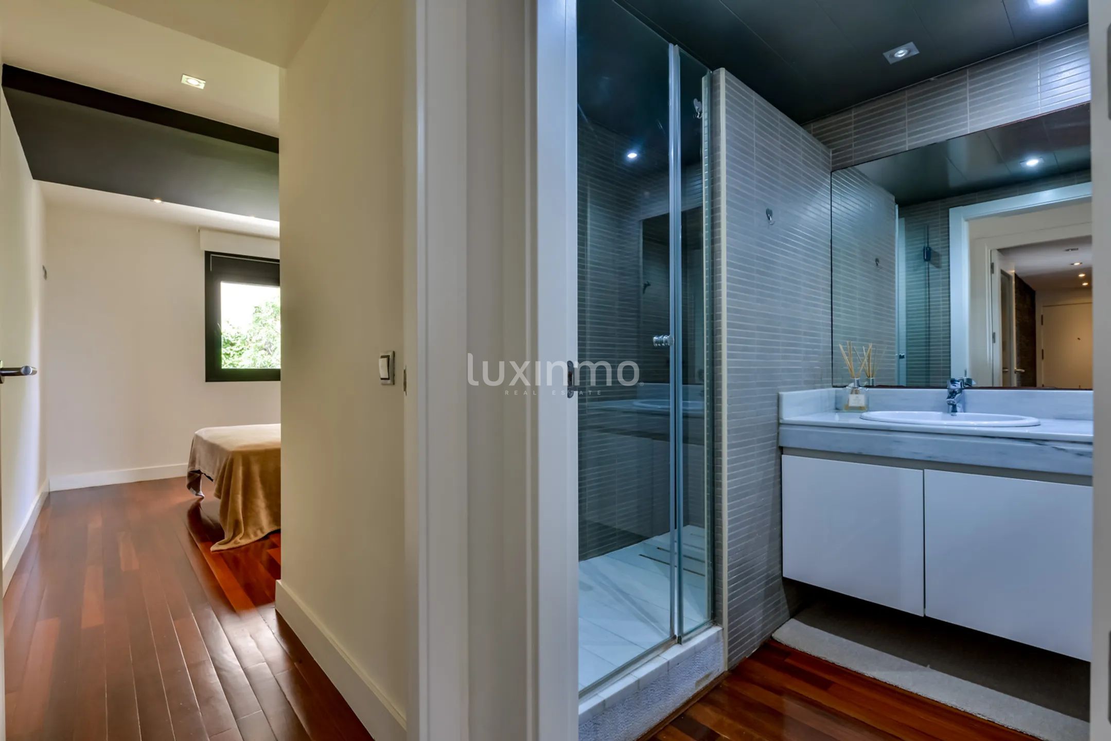 Remodelled Modern Apartment with Sea & Mountain Views — photo 19