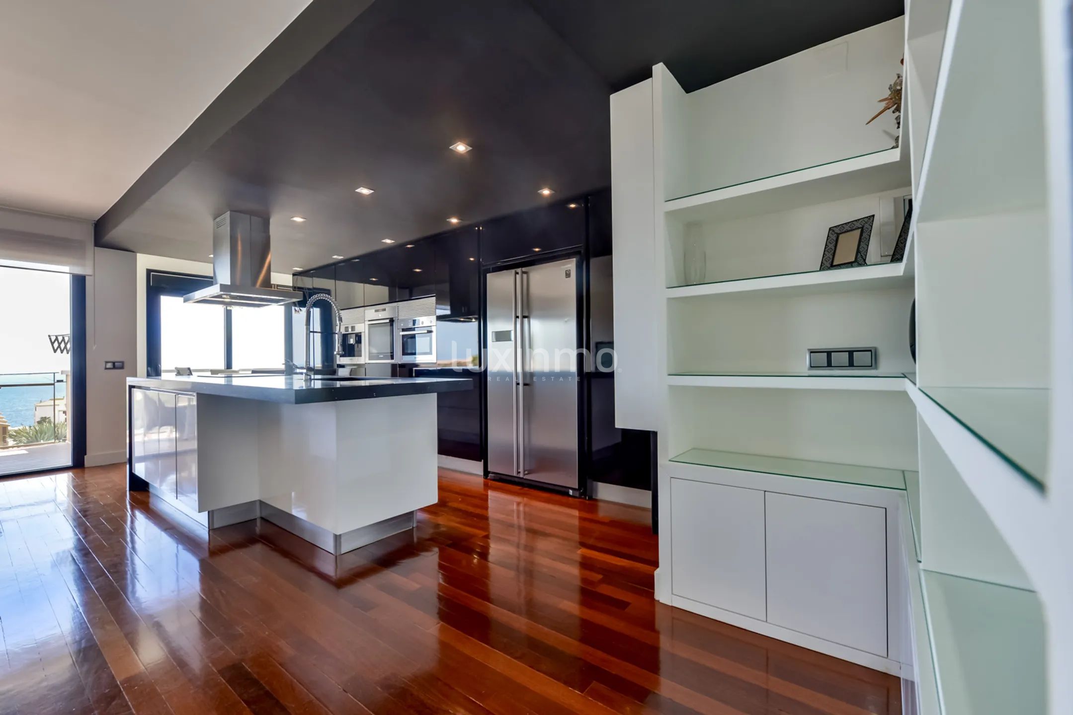 Remodelled Modern Apartment with Sea & Mountain Views — photo 5