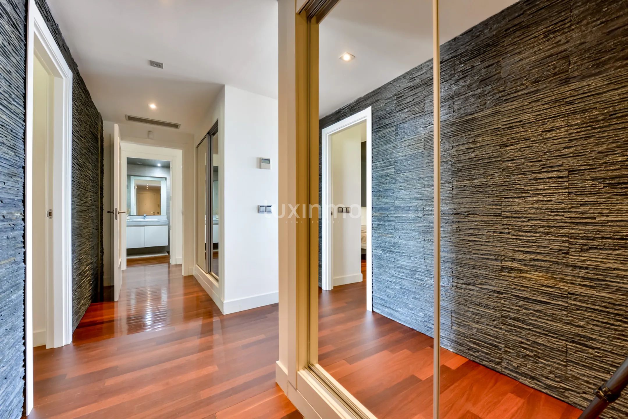 Remodelled Modern Apartment with Sea & Mountain Views — photo 11