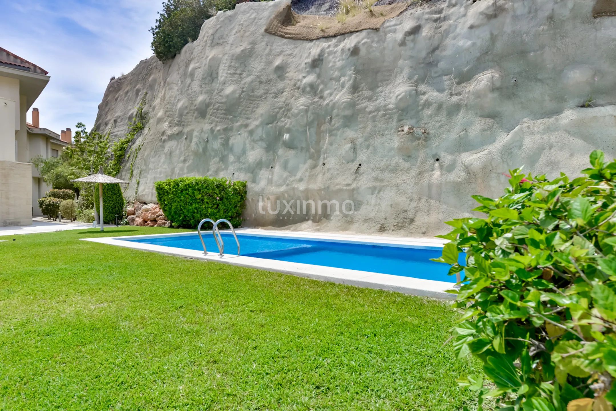 Remodelled Modern Apartment with Sea & Mountain Views — photo 31