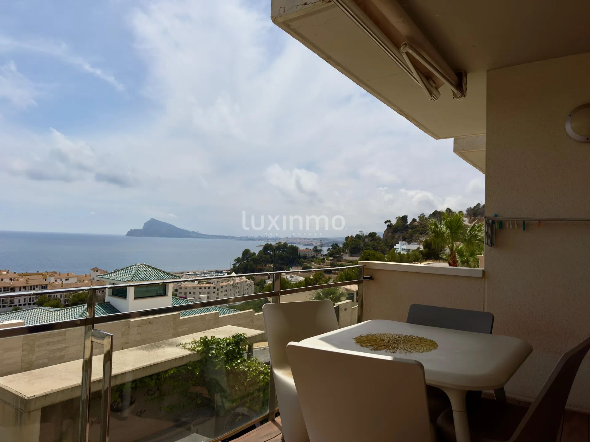 Remodelled Modern Apartment with Sea & Mountain Views — photo 20