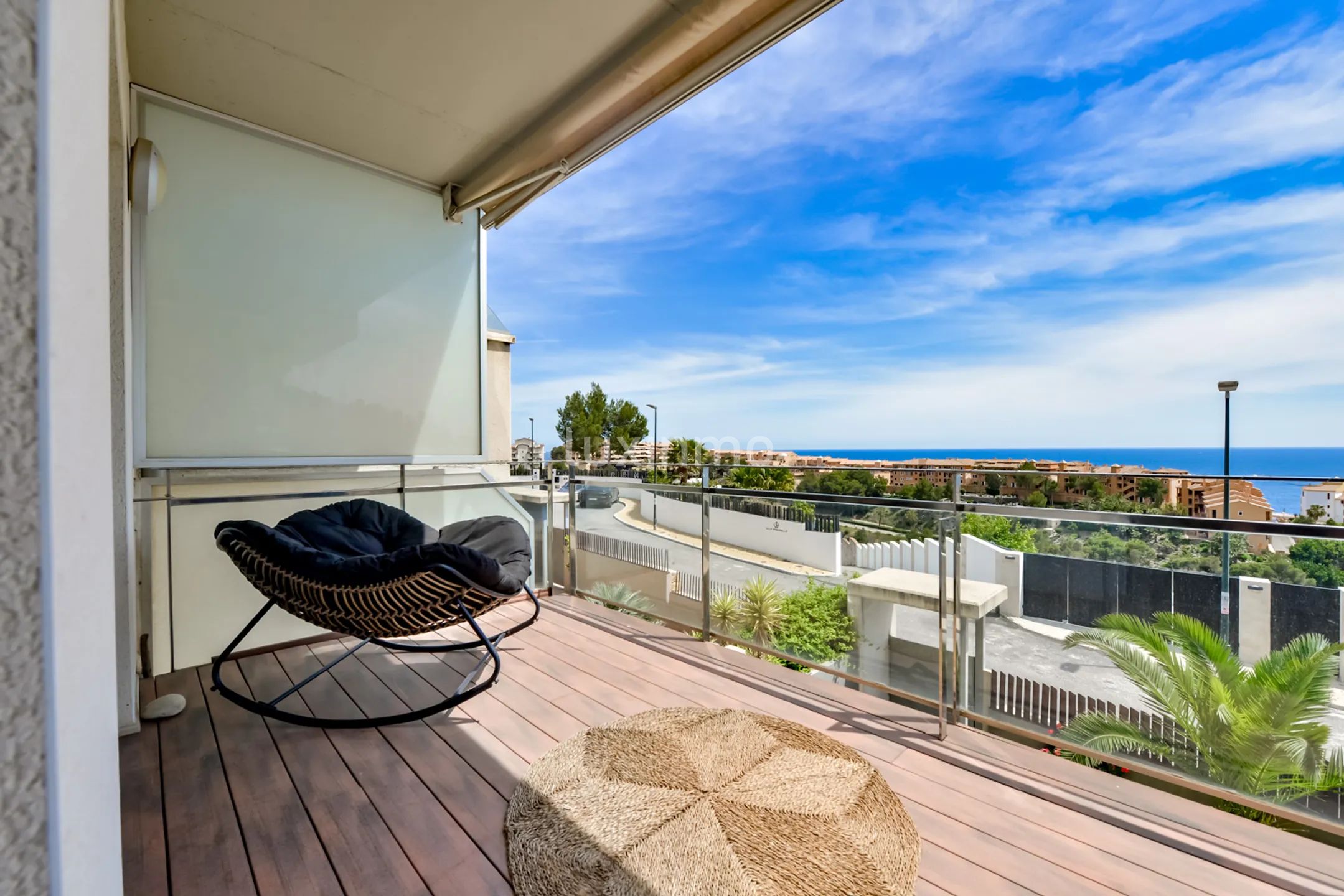 Remodelled Modern Apartment with Sea & Mountain Views — photo 28