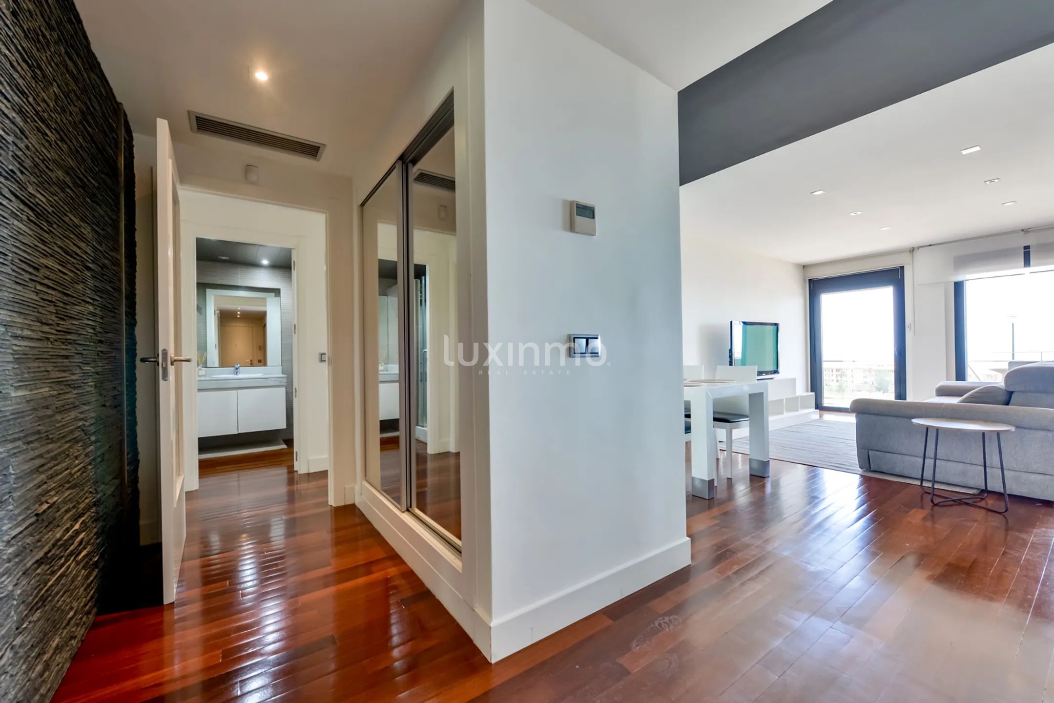Remodelled Modern Apartment with Sea & Mountain Views — photo 9