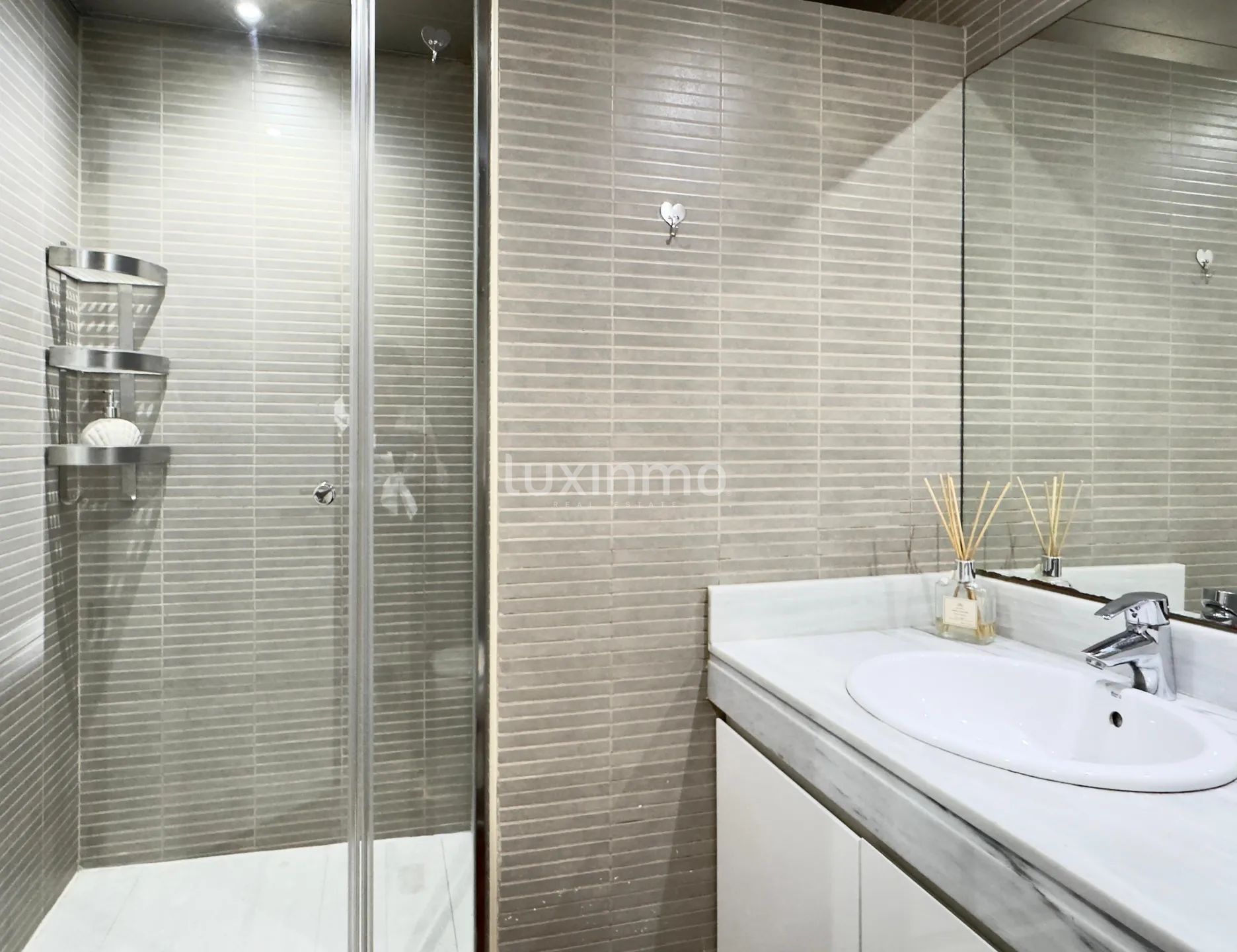 Remodelled Modern Apartment with Sea & Mountain Views — photo 10