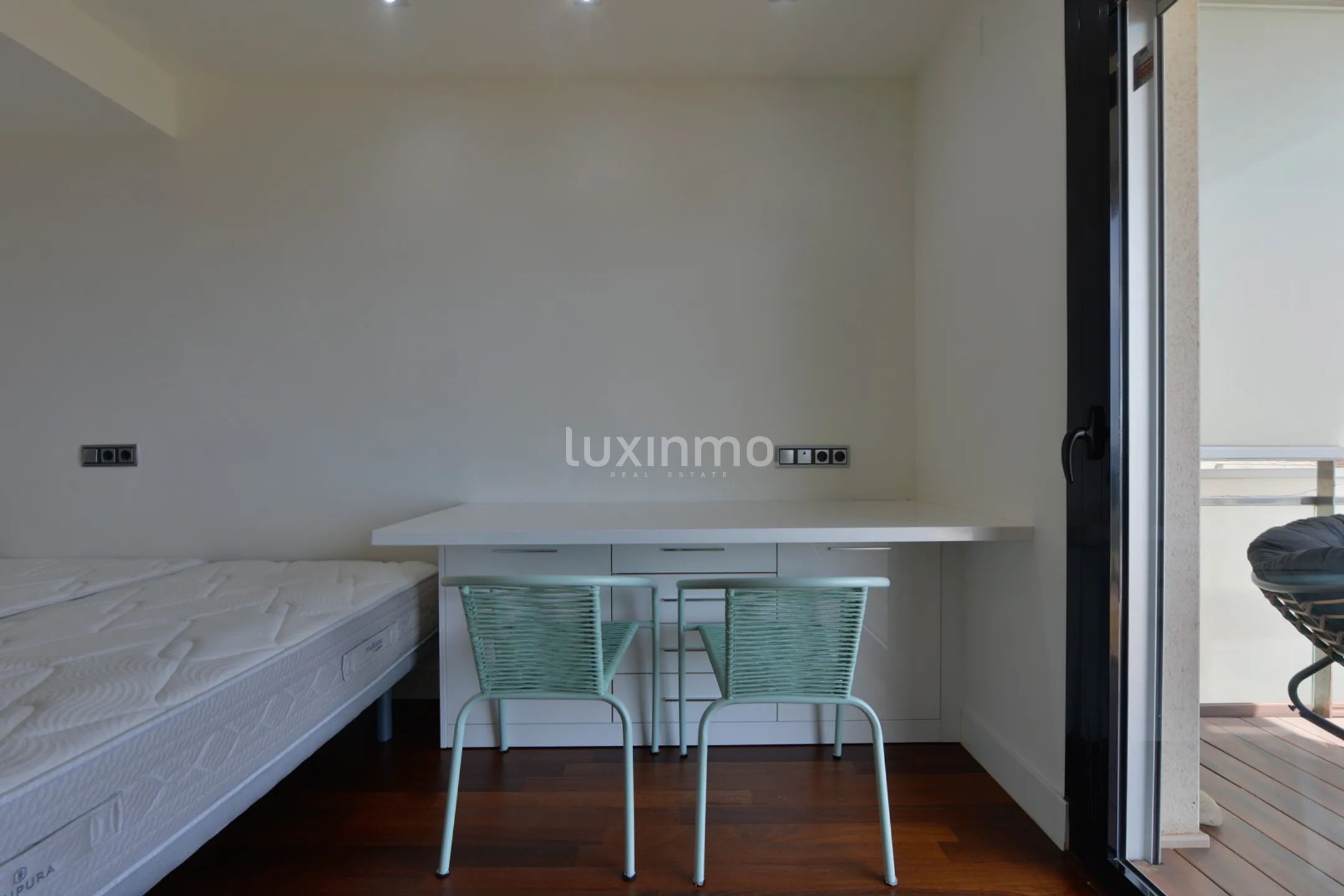 Remodelled Modern Apartment with Sea & Mountain Views — photo 26