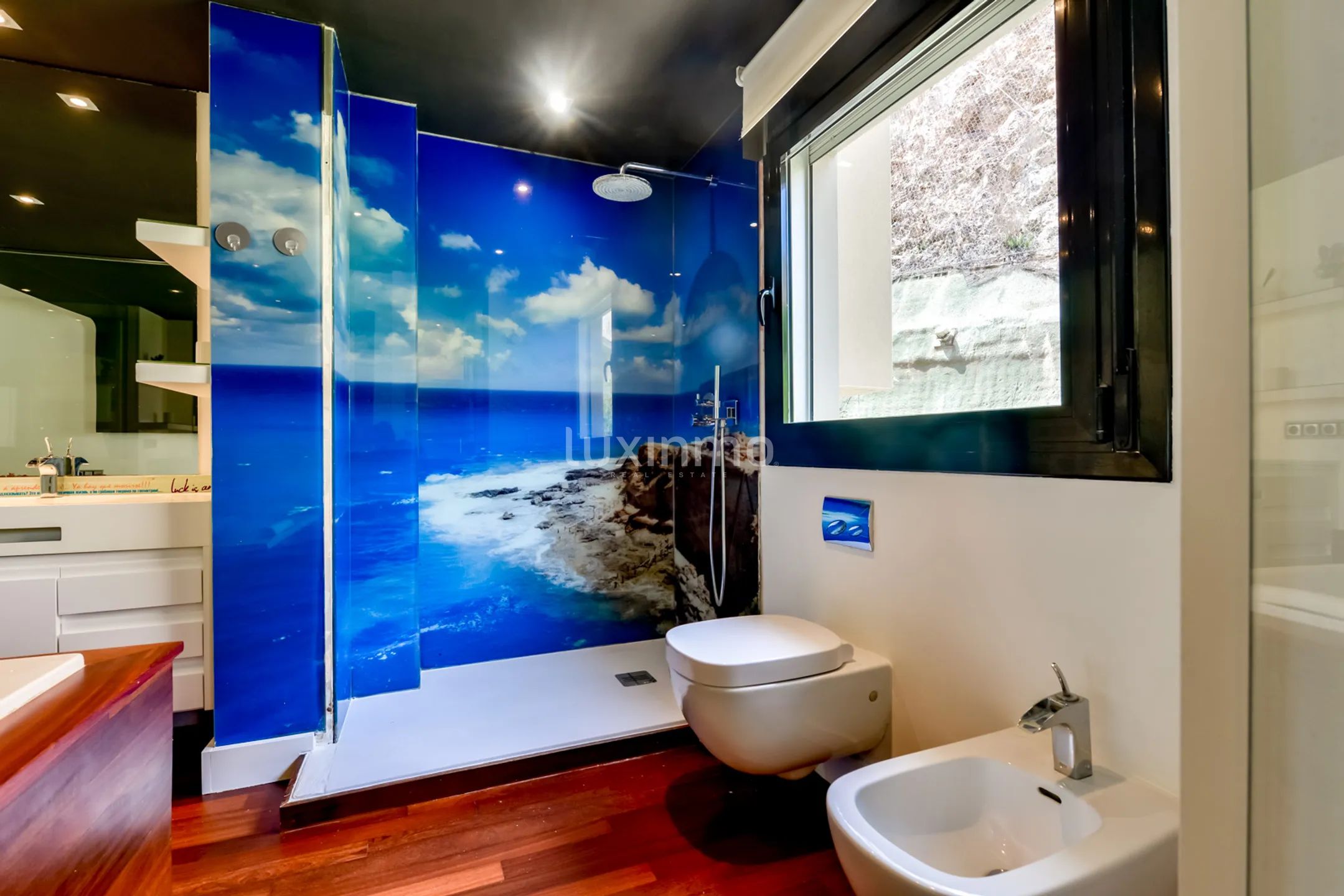 Remodelled Modern Apartment with Sea & Mountain Views — photo 16