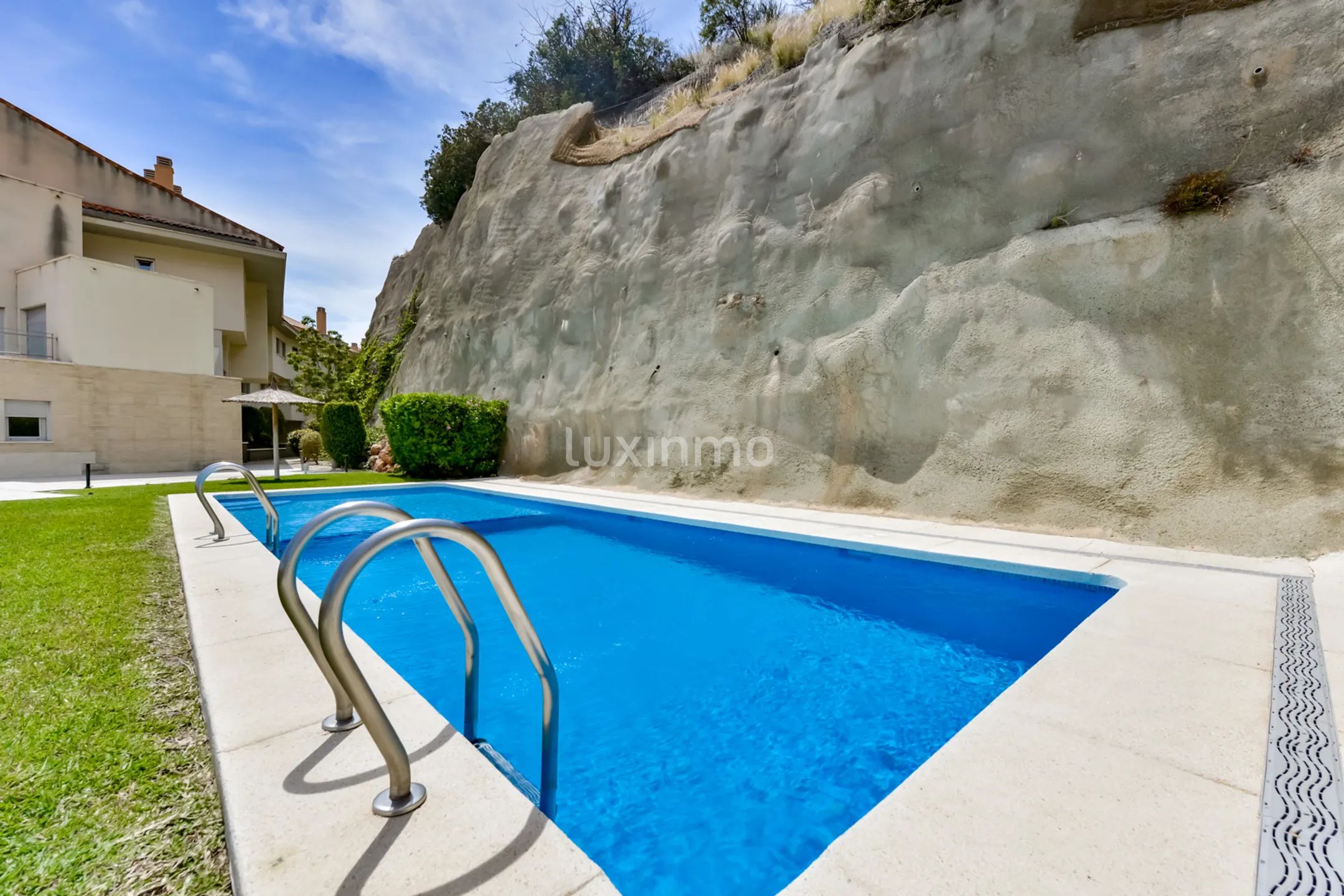 Remodelled Modern Apartment with Sea & Mountain Views — photo 32