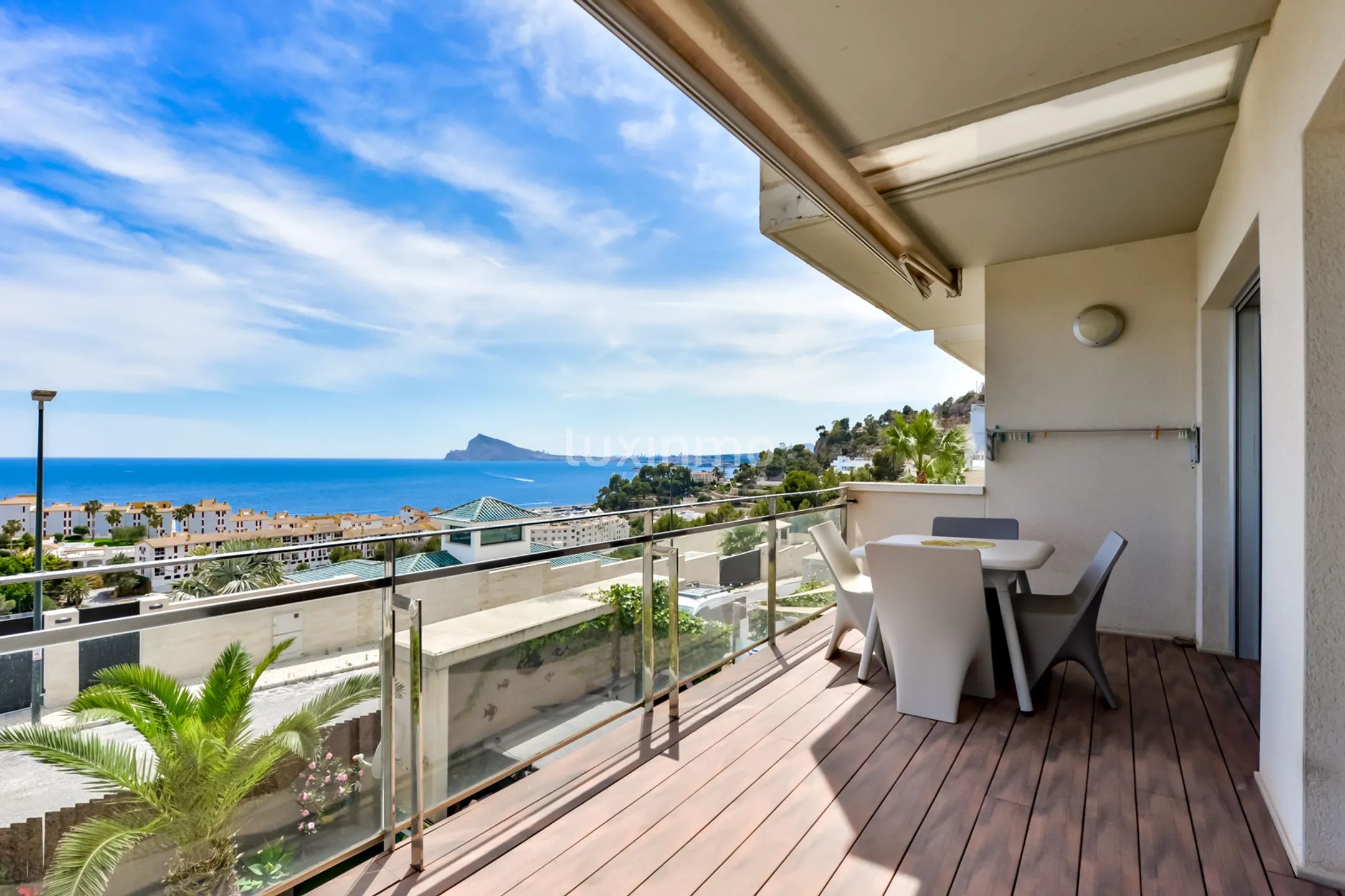 Umgestaltetes modernes Apartment mit Blick auf Meer und Berge