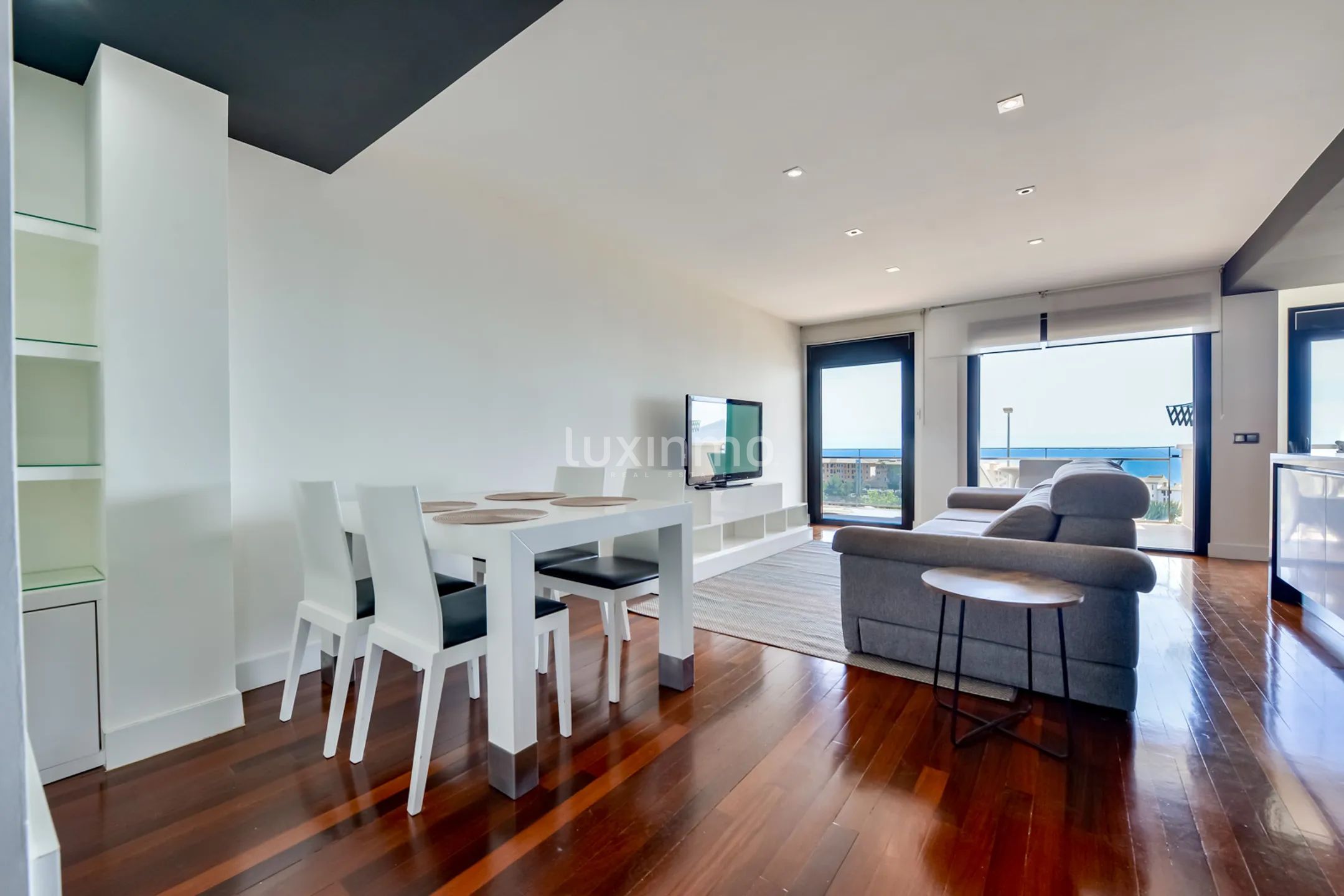 Remodelled Modern Apartment with Sea & Mountain Views — photo 8