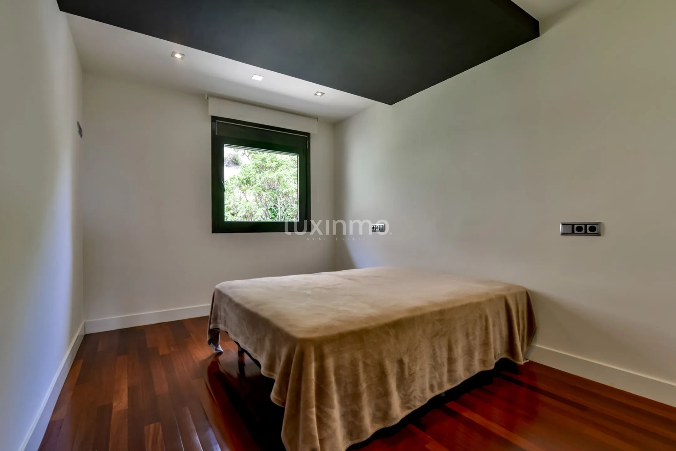 Remodelled Modern Apartment with Sea & Mountain Views — photo 21